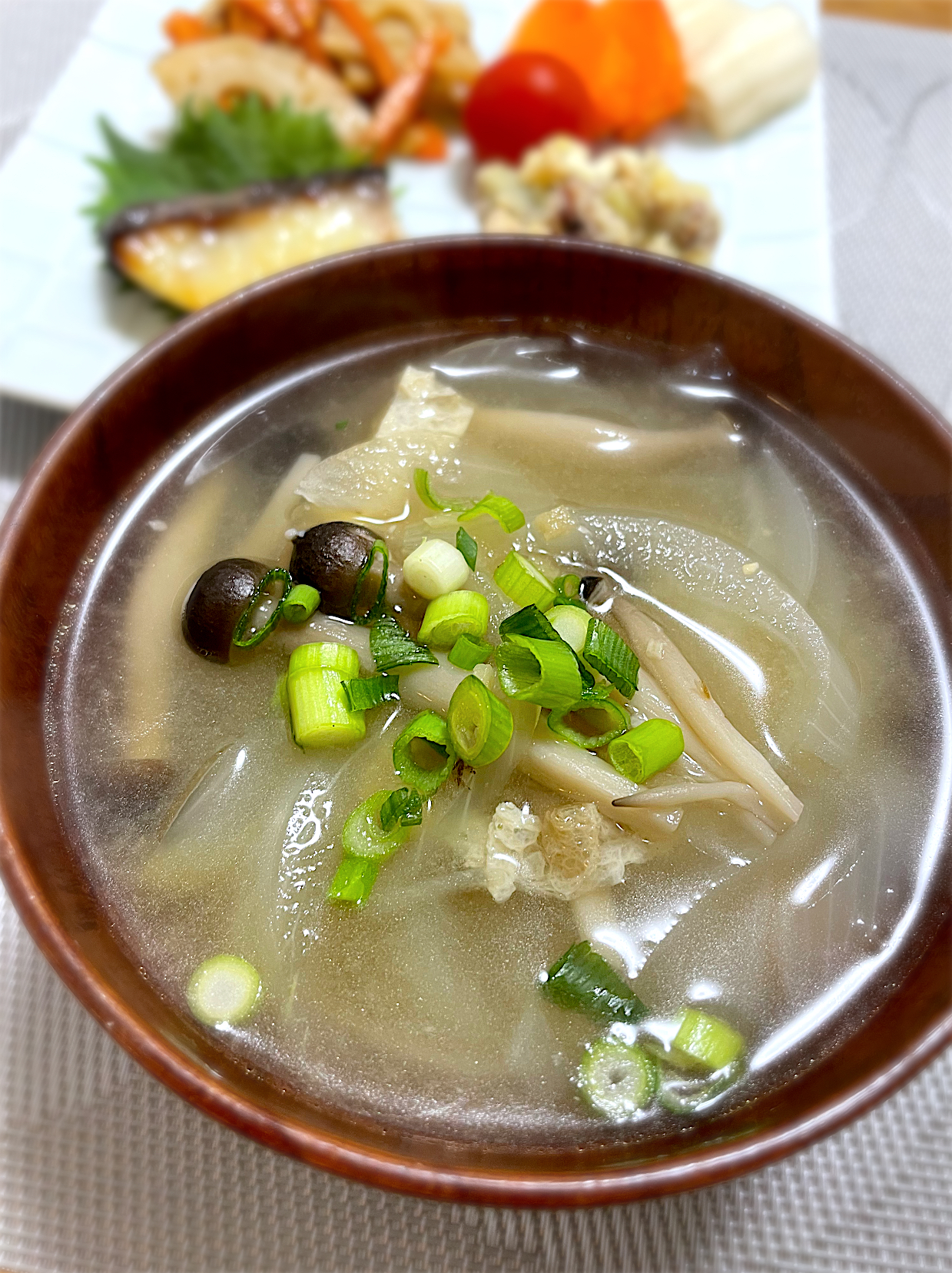 玉ねぎとしめじと油揚げのお味噌汁