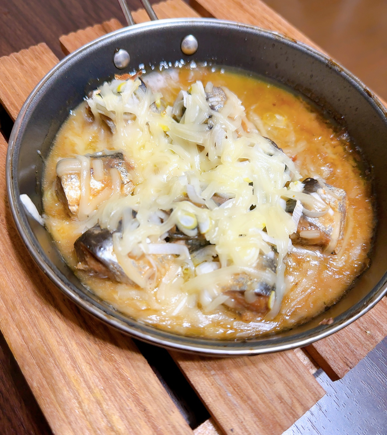 イワシ味噌缶詰とネギチーズ焼き