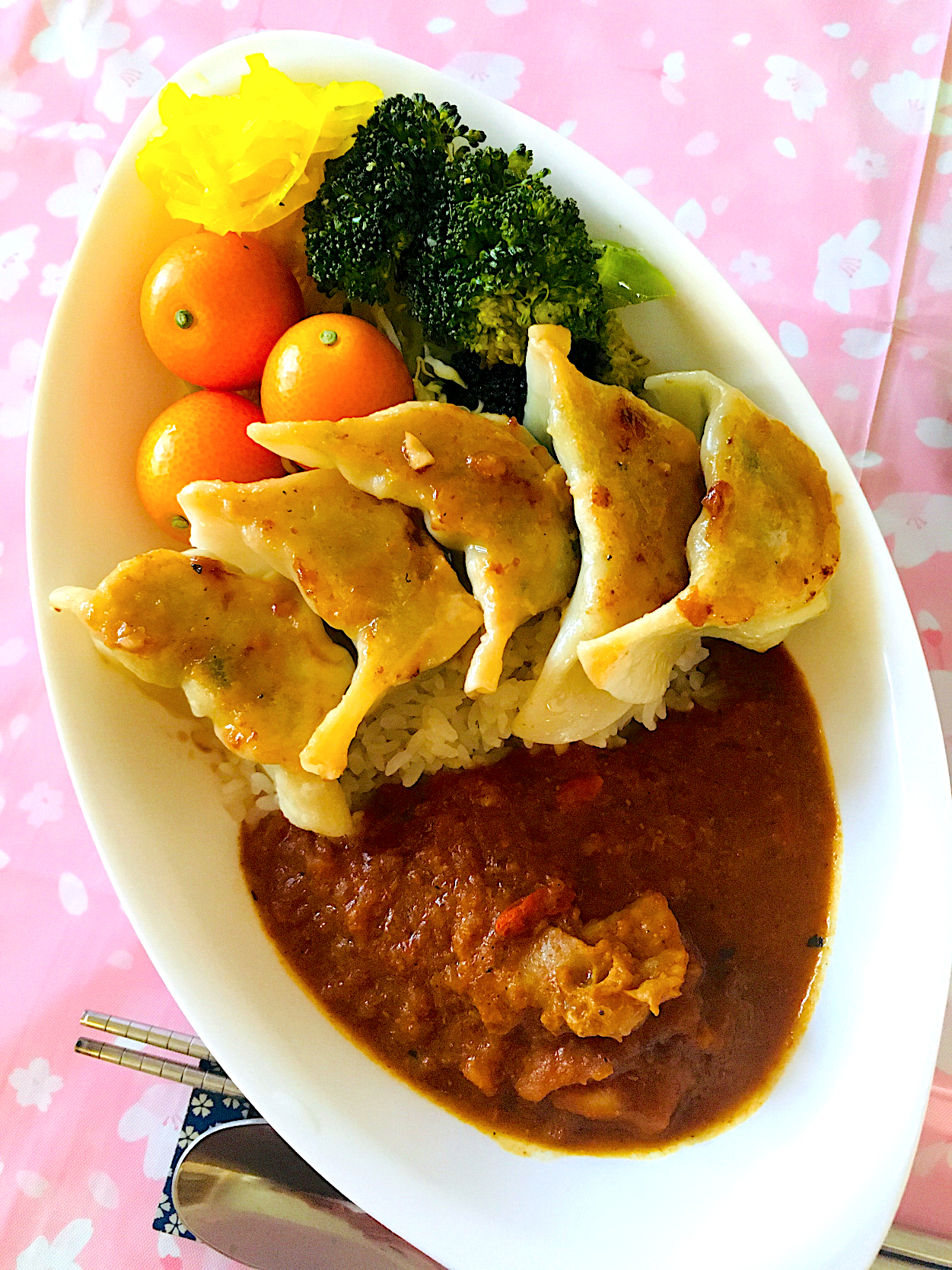 朝ごはんは勝負飯笑笑💪餃子🥟カレー🍛元気な高齢者が朝から食べるパワーフード笑笑💪💖