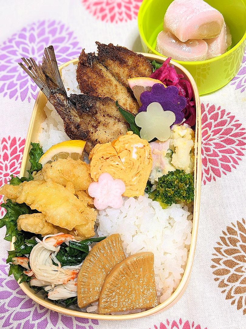 本日のお弁当〜。イワシフライ（失敗）弁当〜