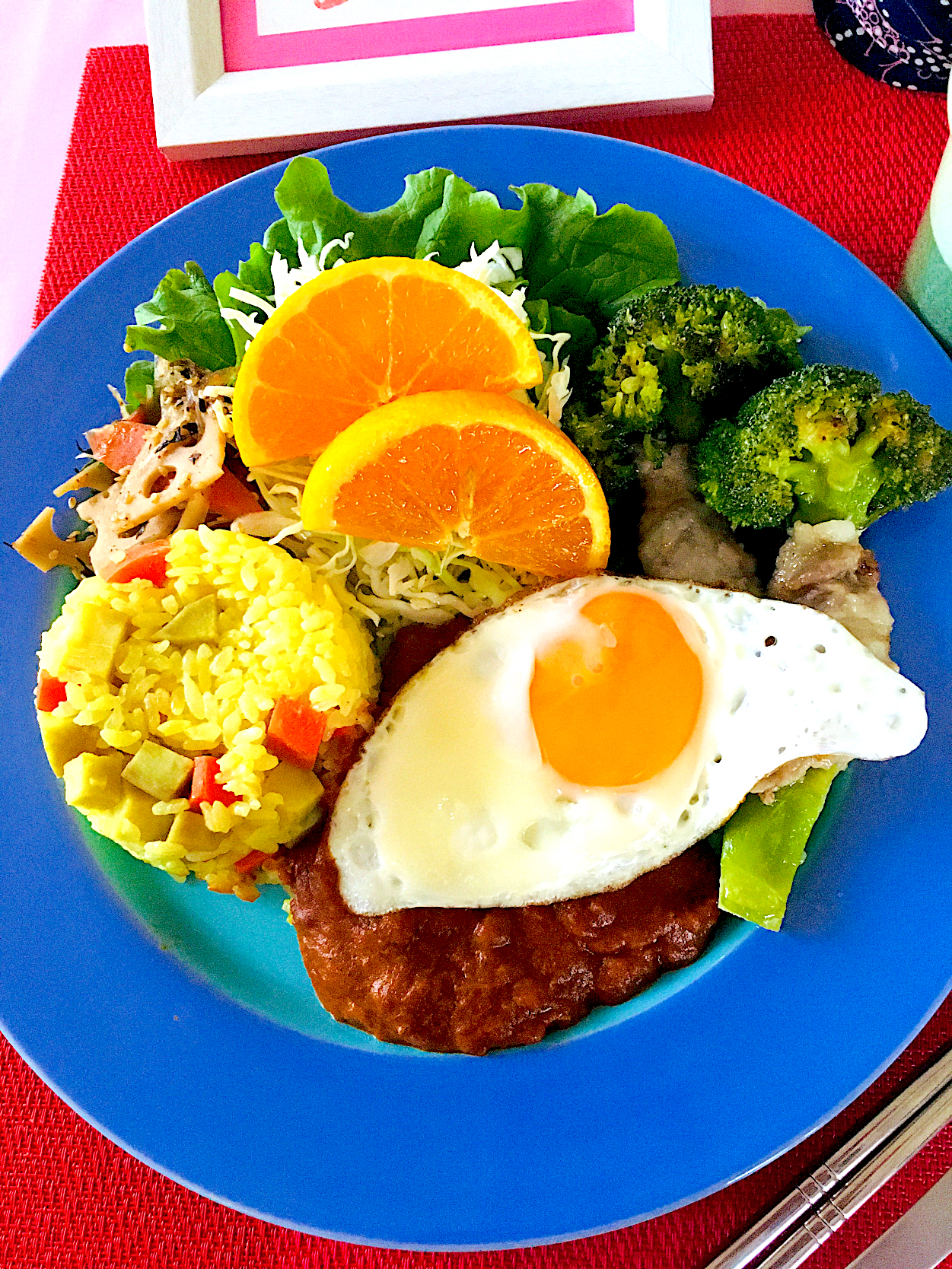 今日の朝カレーはガラムマサラカレー🍛さつまいも人参ターメリックライス、ブロッコリー肉巻き、根菜きんぴらをワンプレートに