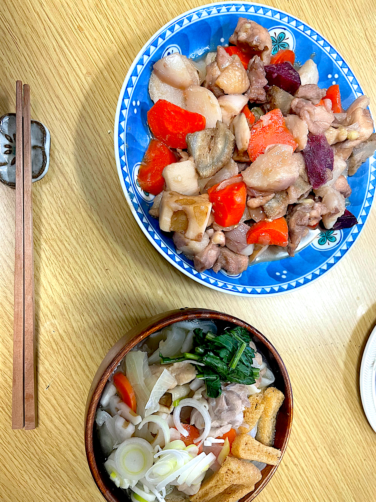 秩父　三峯神社の前で買ったきしめん風のうどんをアルモンデ野菜で。ついでに怪しい煮物をゆきあやめかぶで。とけちゃったゆきのようなかぶ。でも満足にゃあ(=^ェ^=)