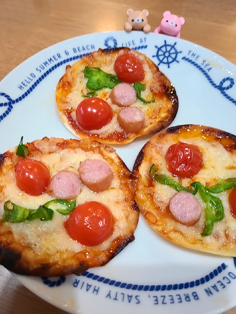 アルモンデグランプリ✨
餃子の皮でパリパリミニピザ😋🍕