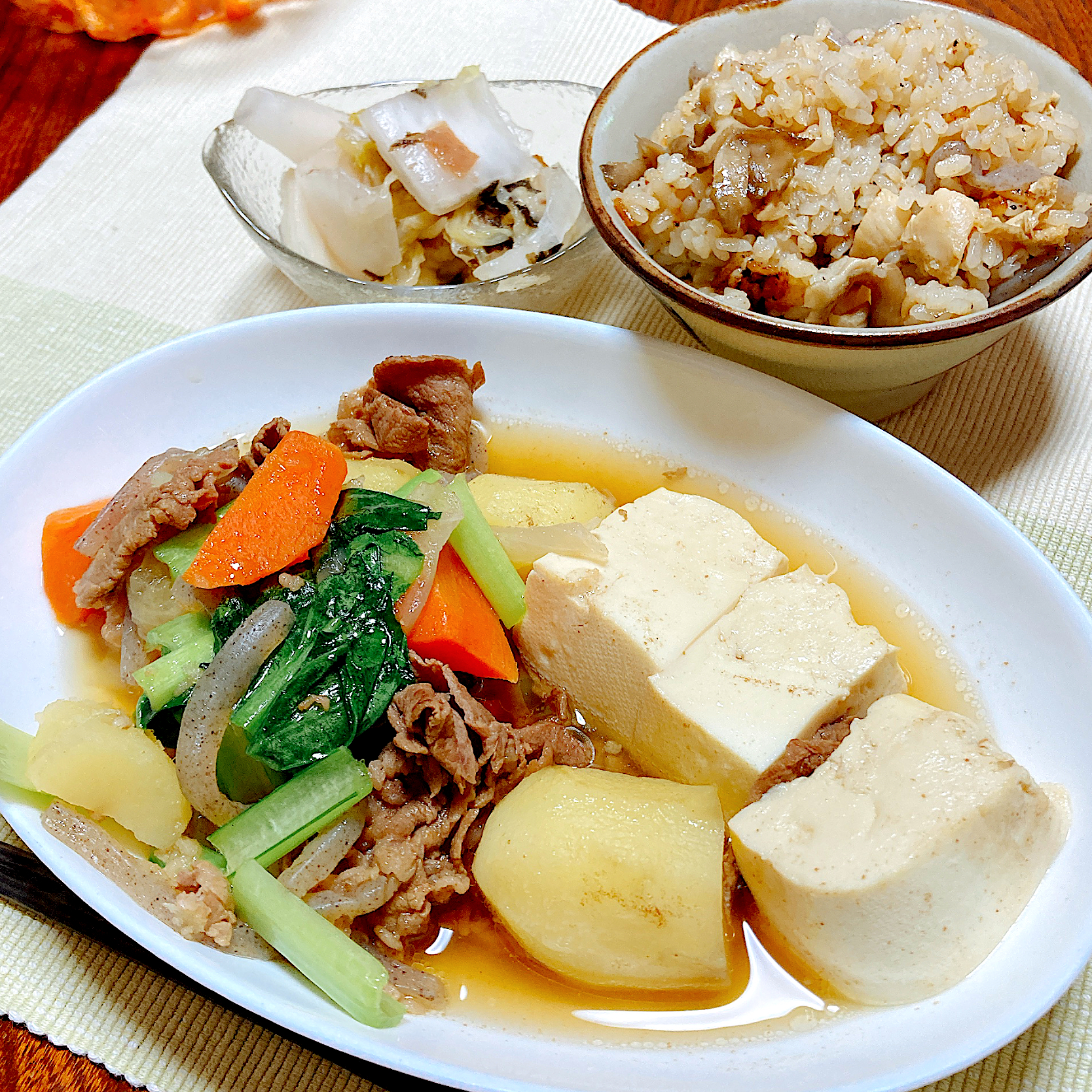 肉じゃが風肉豆腐と炊き込みご飯