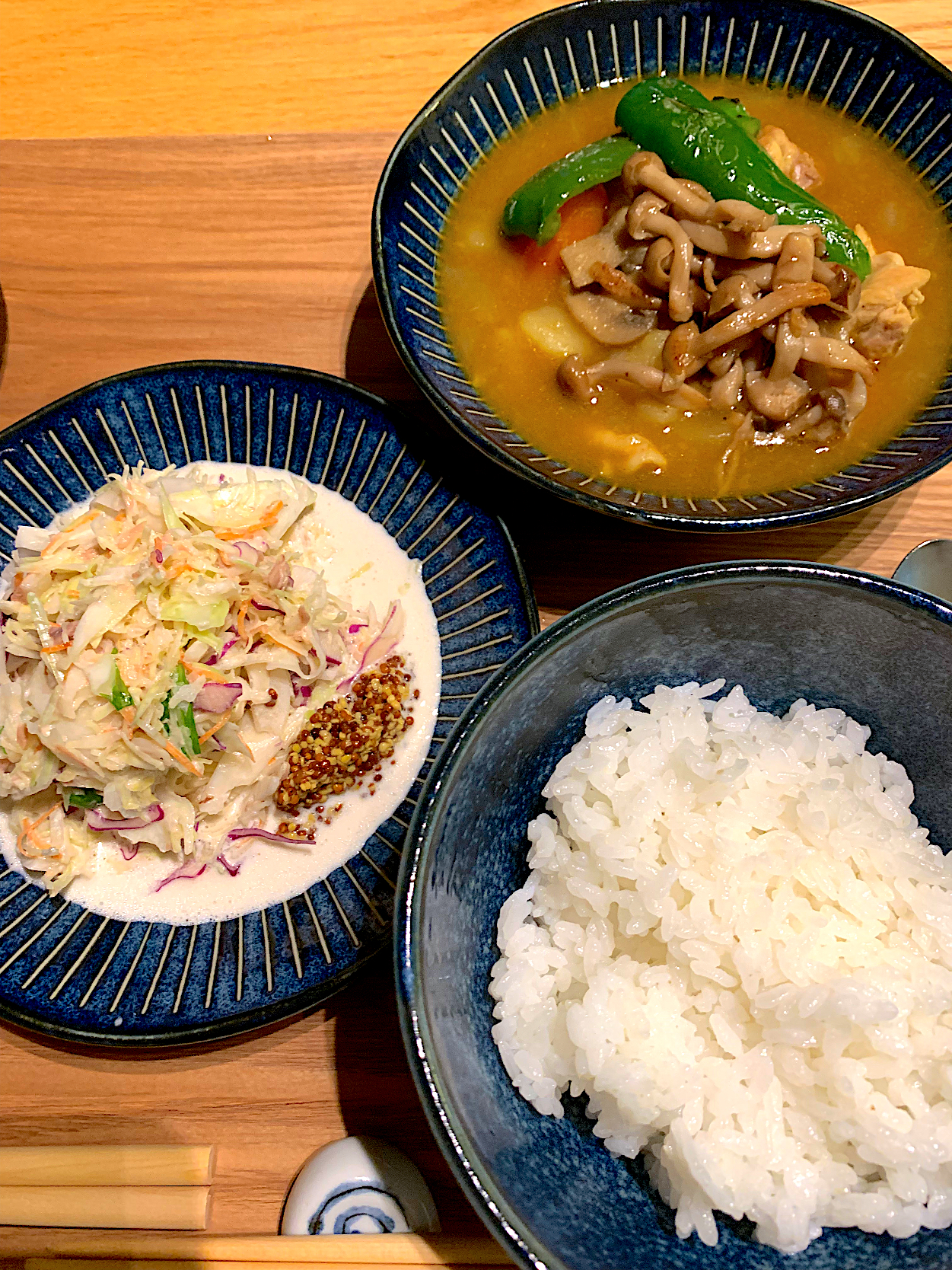 スープカレーとコールスローサラダ