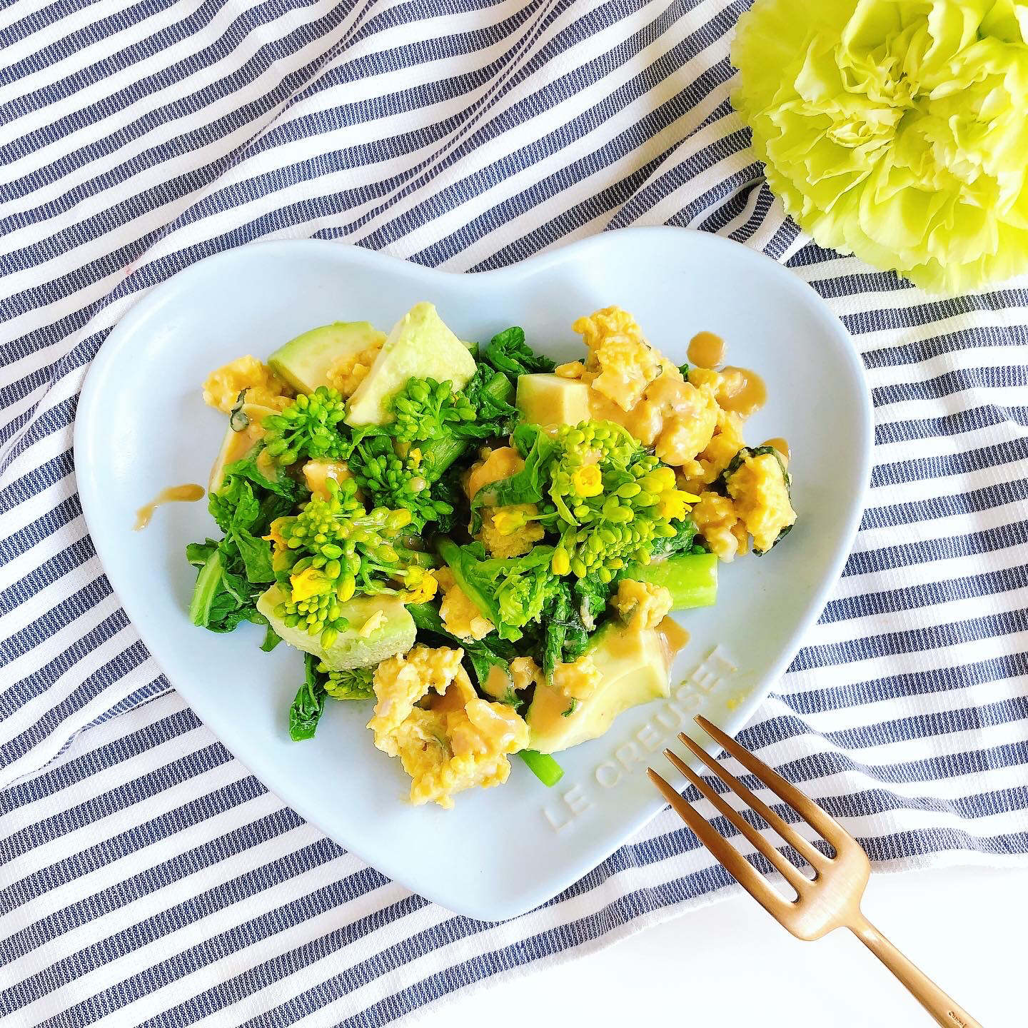 菜の花とアボカドのスクランブルエッグ🌼🥑🍳