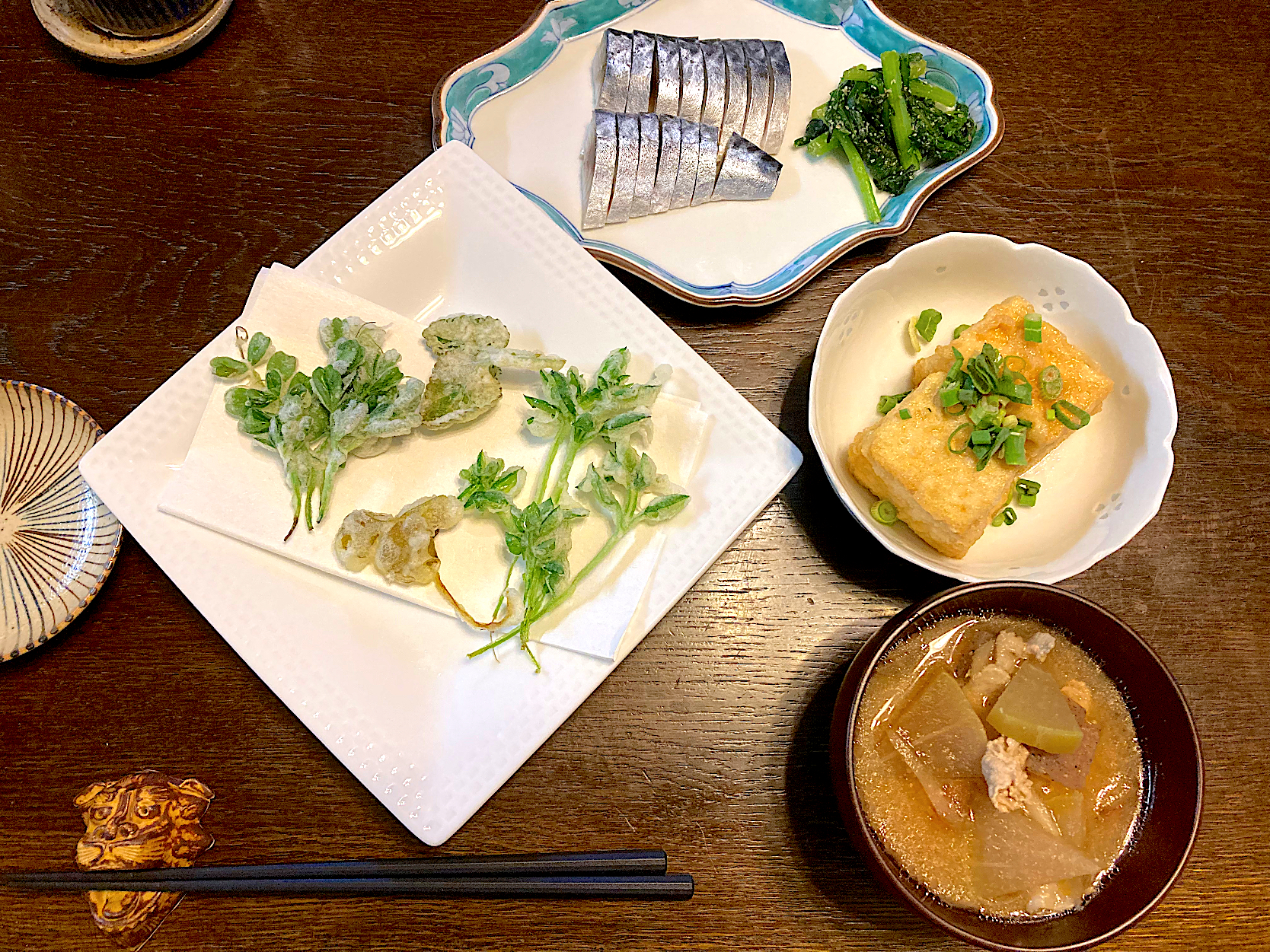 雑草の天ぷら、シメサバ、揚げ出し豆腐、豚汁