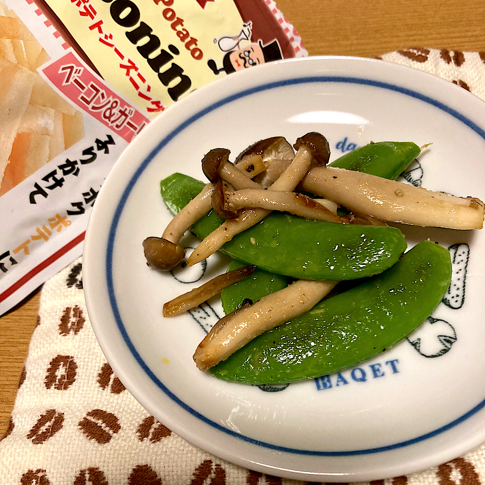 スナップエンドウとしめじの炒め物