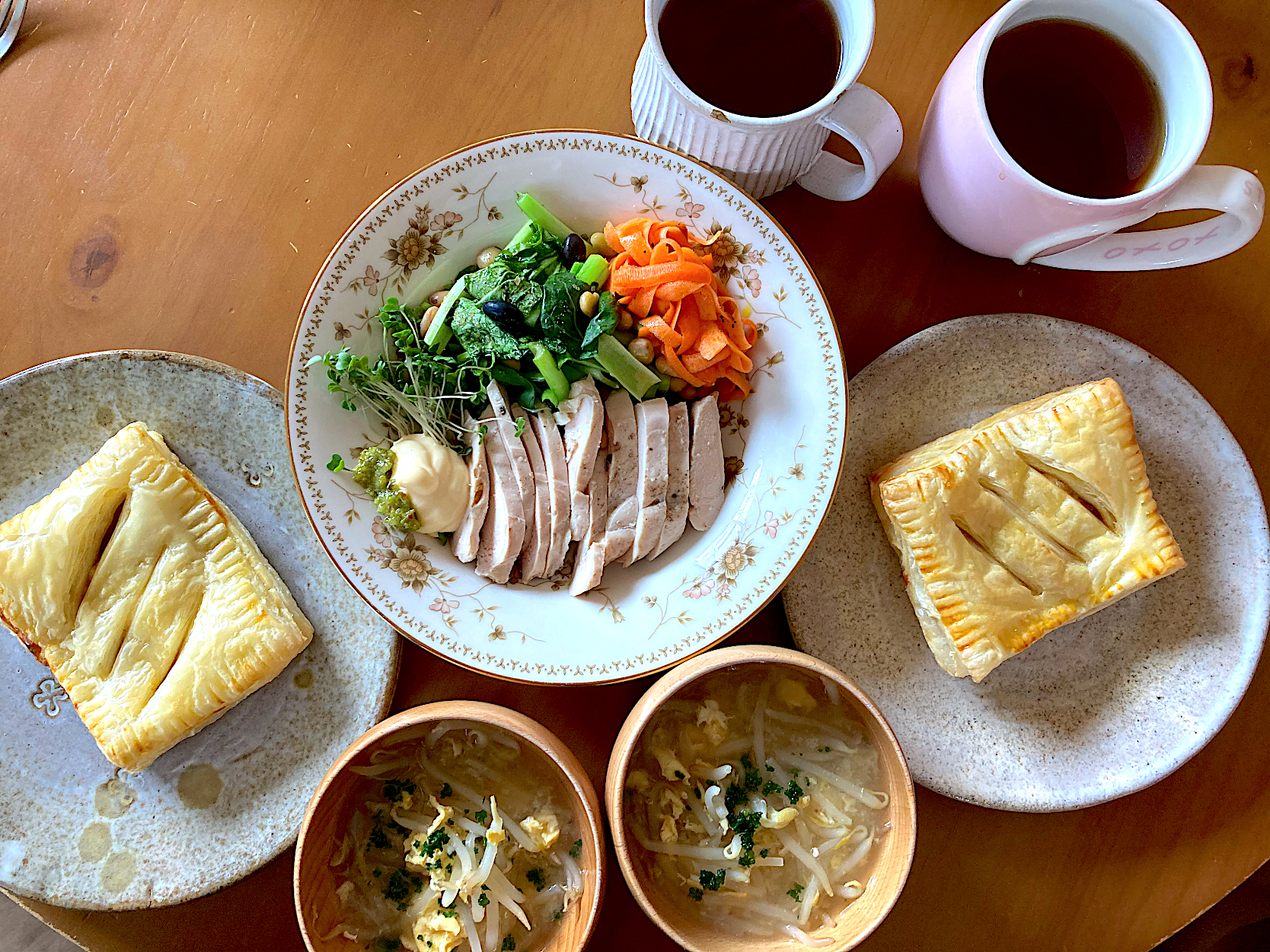 新じゃが新玉チーズ入りミートパイ❤️モヤシと卵の甘酒コンソメスープ❤️おうちシェフProで自家製鶏ハムサラダ❤️ルイボスティー