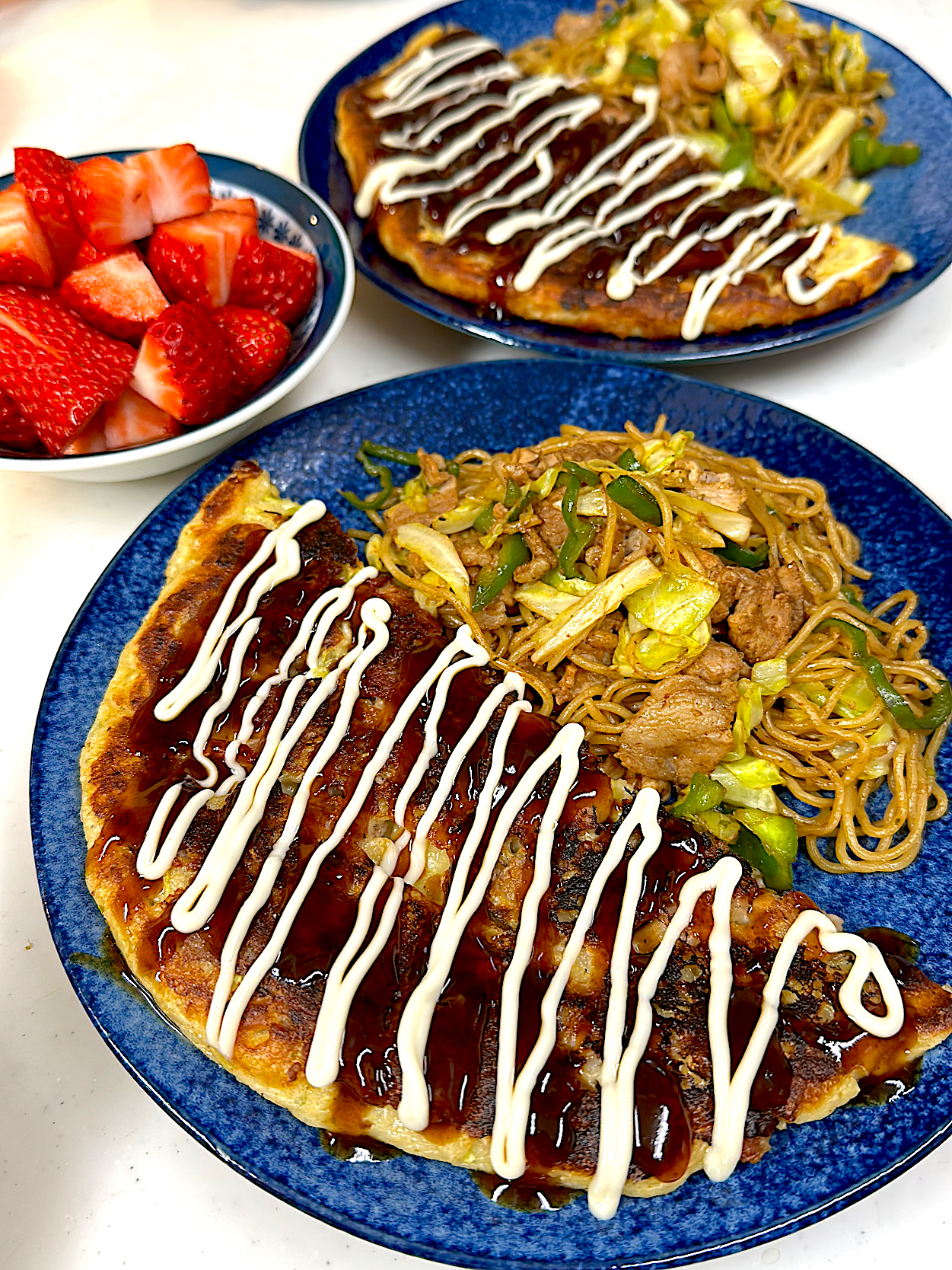 お好み焼きと焼きそばのハーフ&ハーフ。