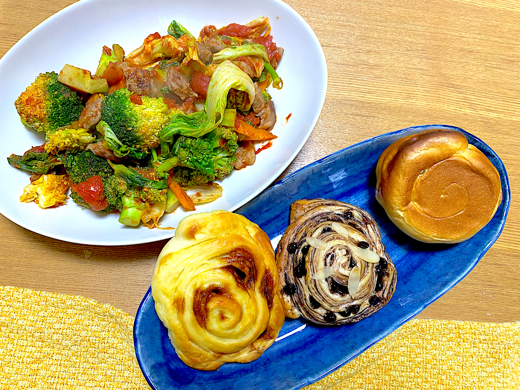 牛肉と野菜のトマト炒め🍅🥦🥬、いただいた手作りパン🥐