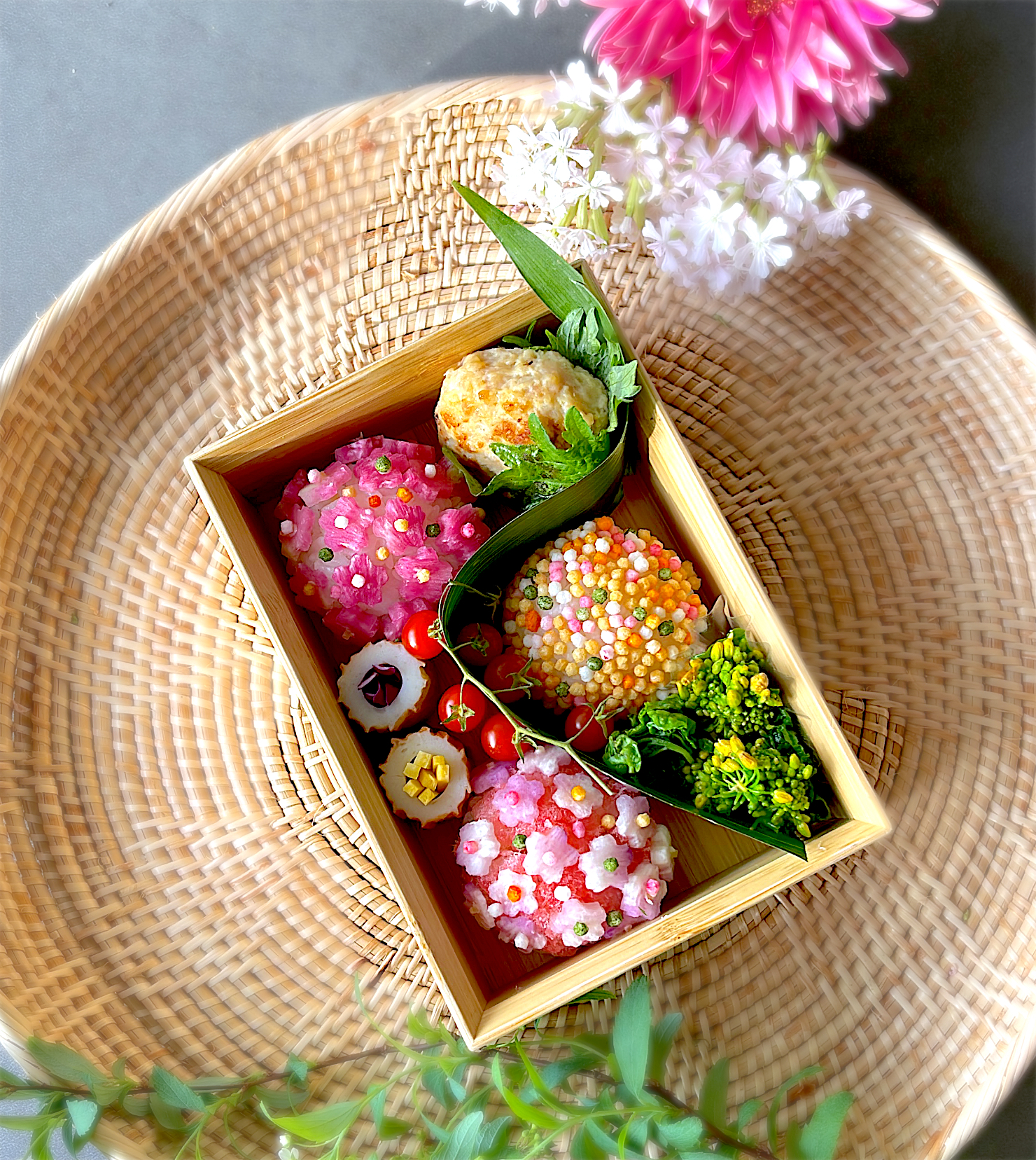 さくら手毬と京のぶぶあられおにぎり弁当🌸