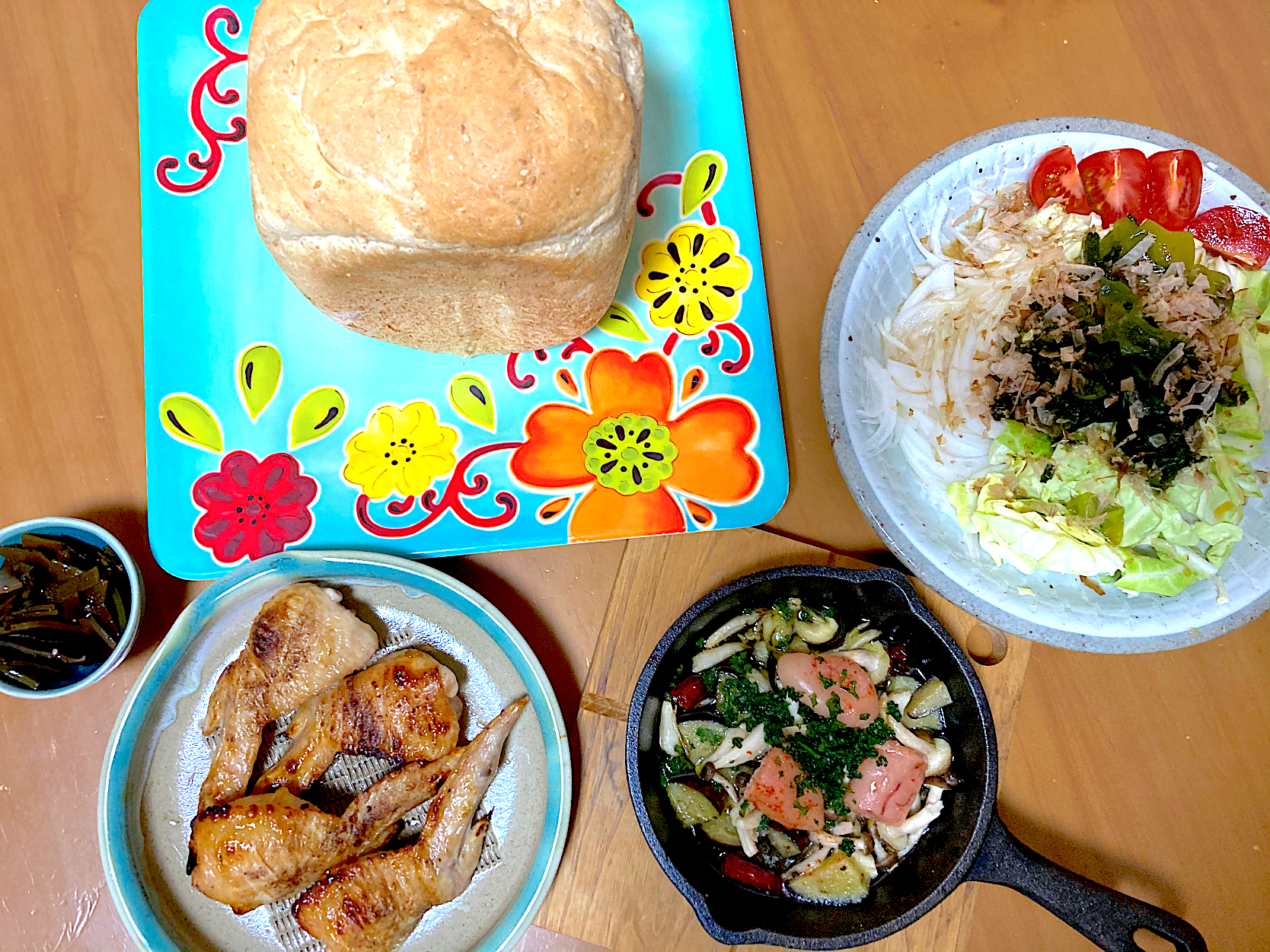 新玉ねぎと生わかめのサラダ❤️明太子アヒージョ❤️焼きたて甘酒食パン❤️鶏手羽元のグリル焼き❤️昆布の佃煮