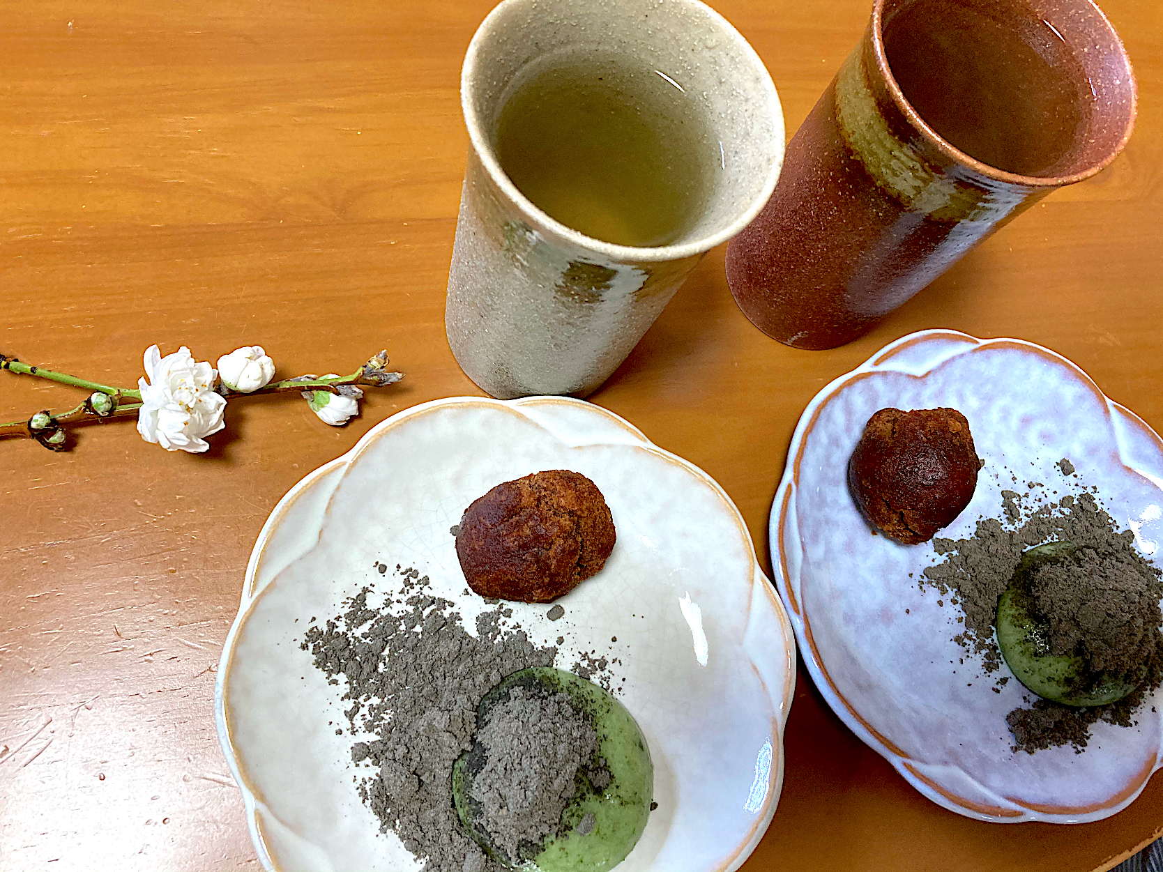 蓬餅に黒胡麻きな粉＆濡れアンダギー(沖縄土産)を八女茶と🌸桃の花が咲きました〜