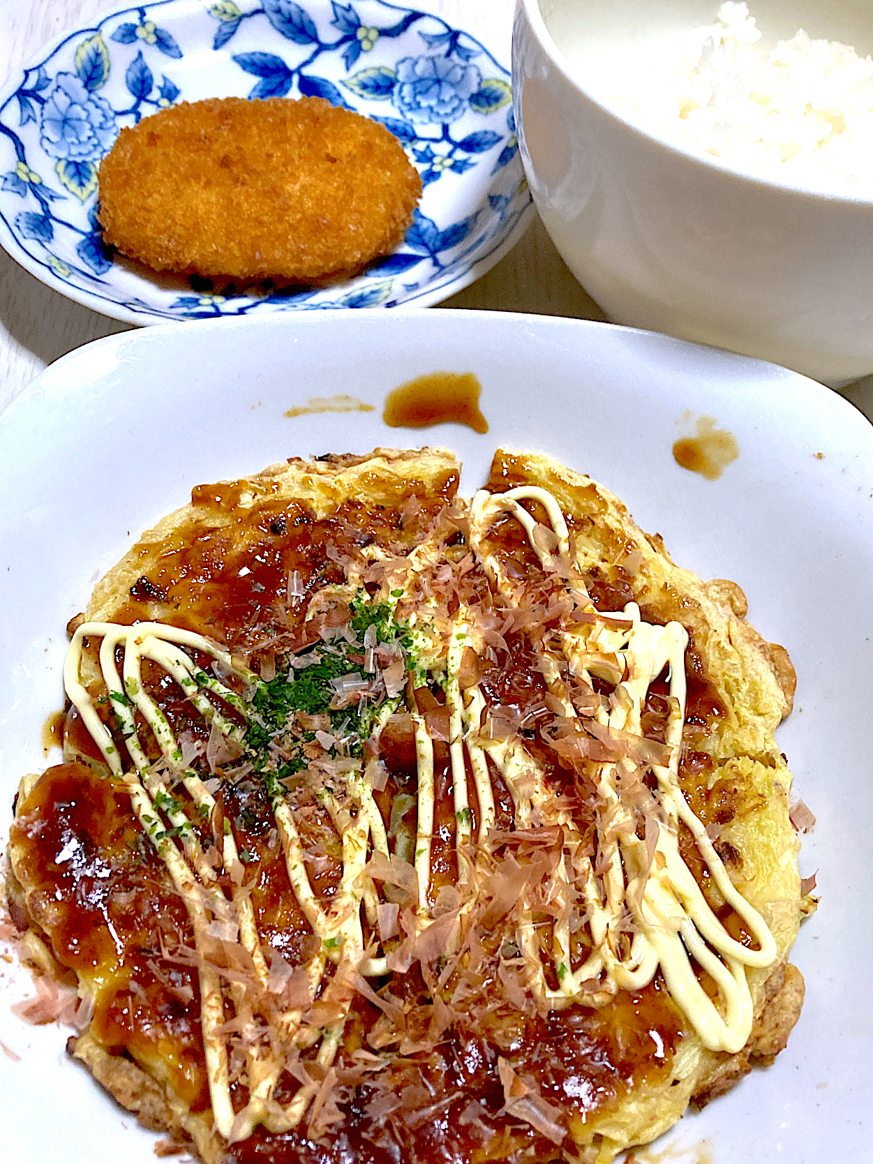 大阪のお好み焼き、ご飯、コロッケ、お味噌汁