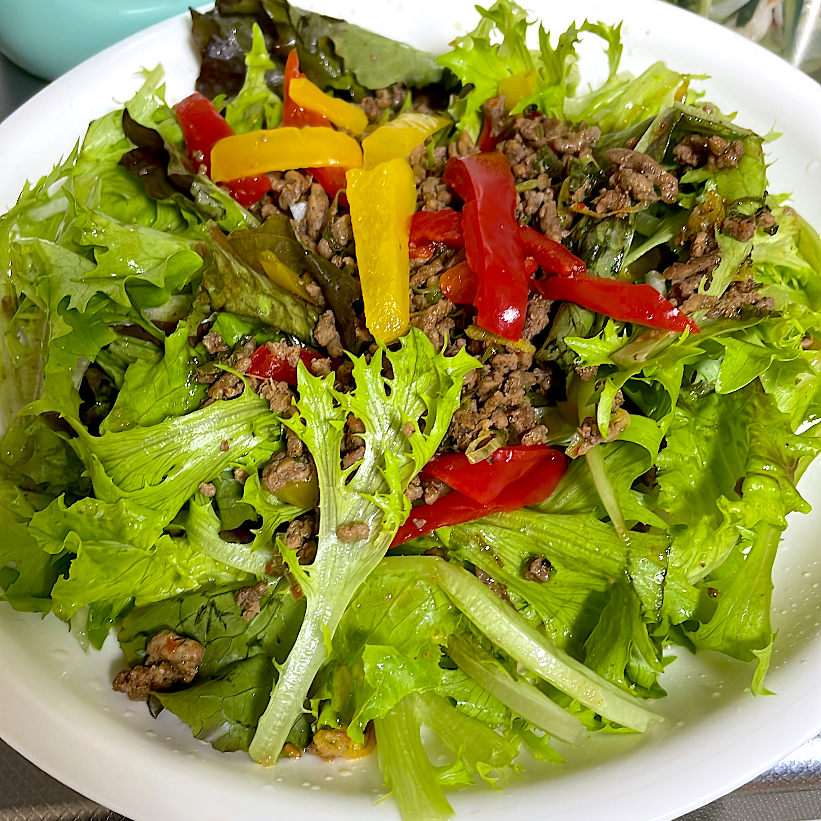 ひき肉とパプリカとリーフレタスのサラダ🥗