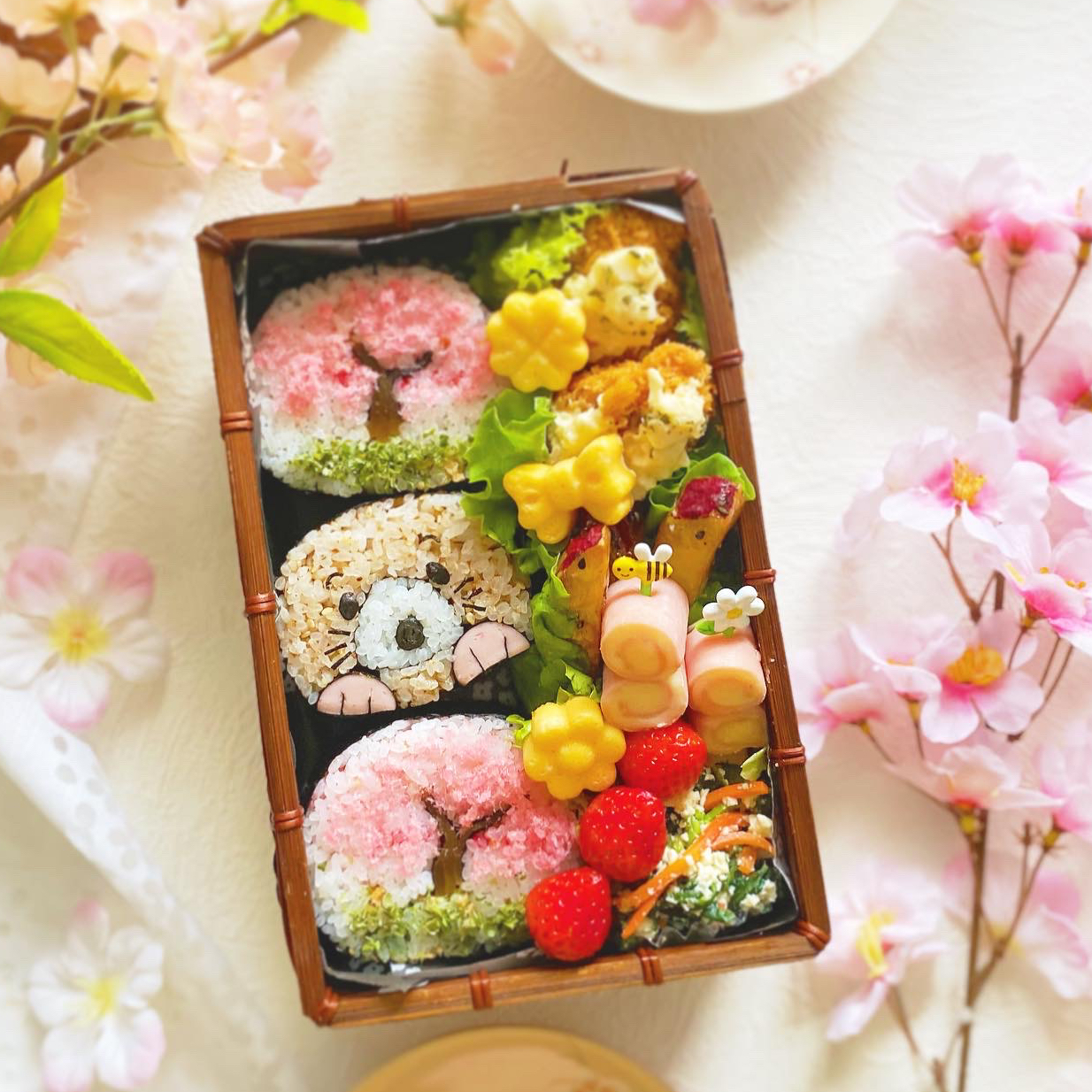 桜とモグラの飾り巻き寿司