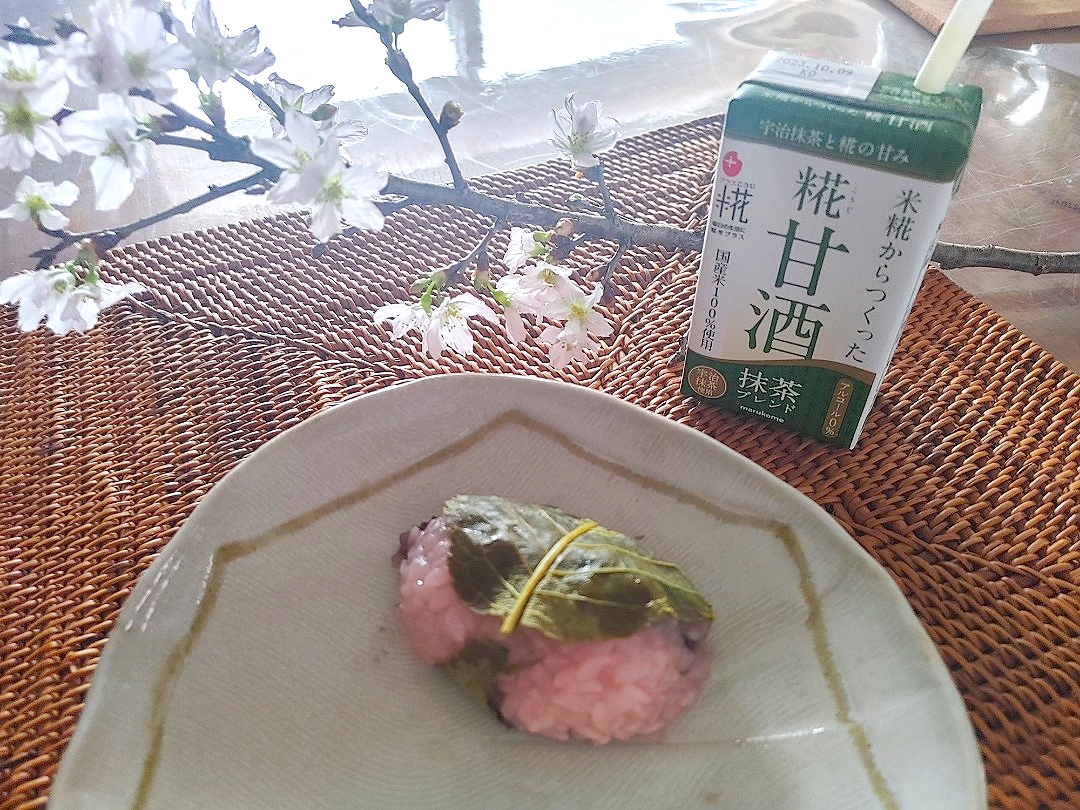 美味しい桜モチできました〰️。
あんこは、十勝で買ってきた、小豆をストーブでことこと煮ました。
まだまだ寒い北海道、煮込み料理は、ストーブの上で😍
旦那さんからの、ホワイトデー花束の中にあった桜の木を…。
やっとふきのとうが雪が溶けた場所から出てきました。
桜までは、あと１ヶ月かなあー。
家のなかで、桜を見ながら桜餅