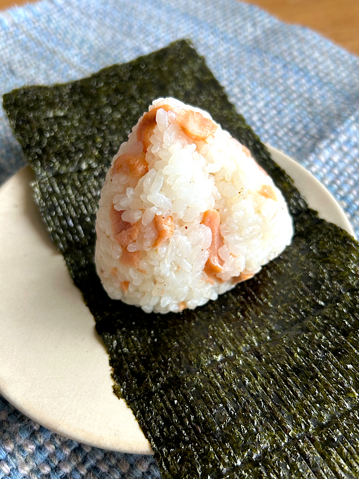 息子っち おもひでの鮭おにぎり🍙