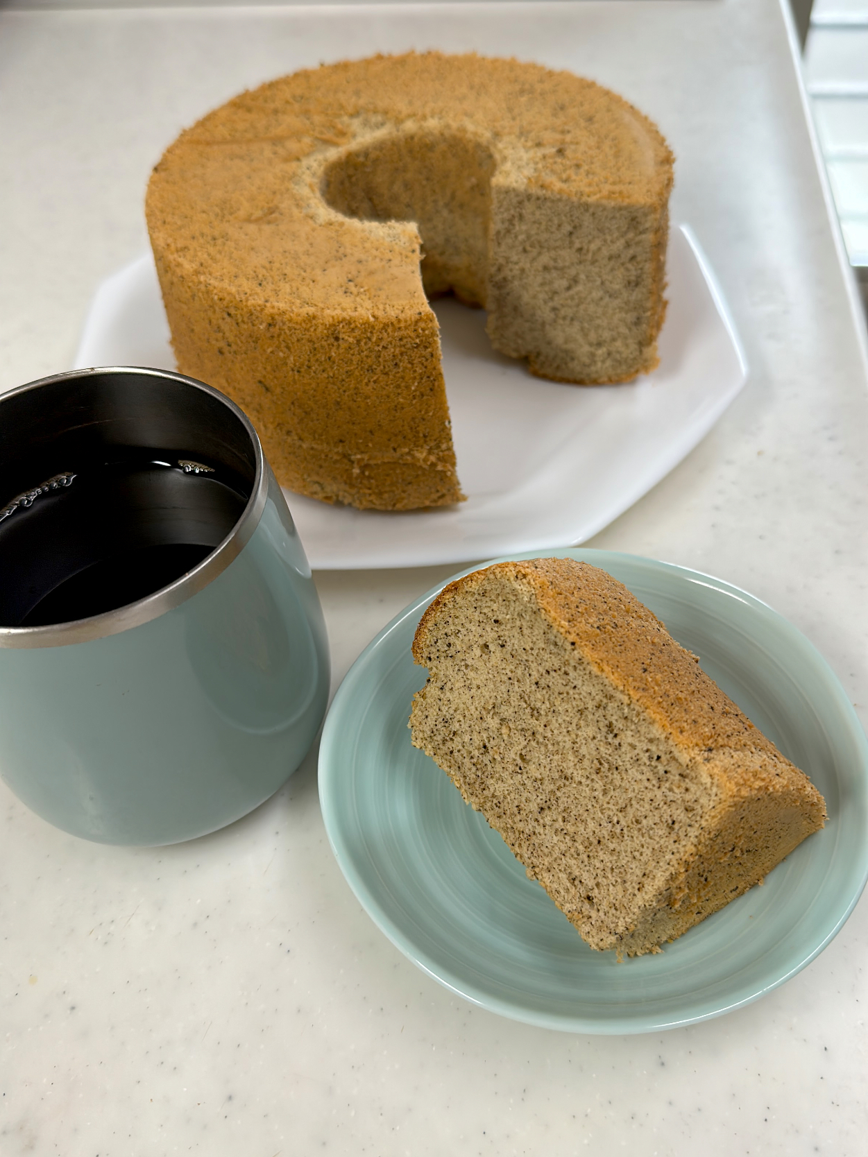 花見のお供に、紅茶のシフォンケーキ焼きました。