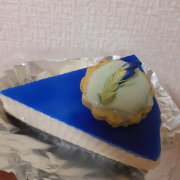 バタフライピーのレアチーズケーキ🔵
バタフライピーチョコのハーブクッキーのせ