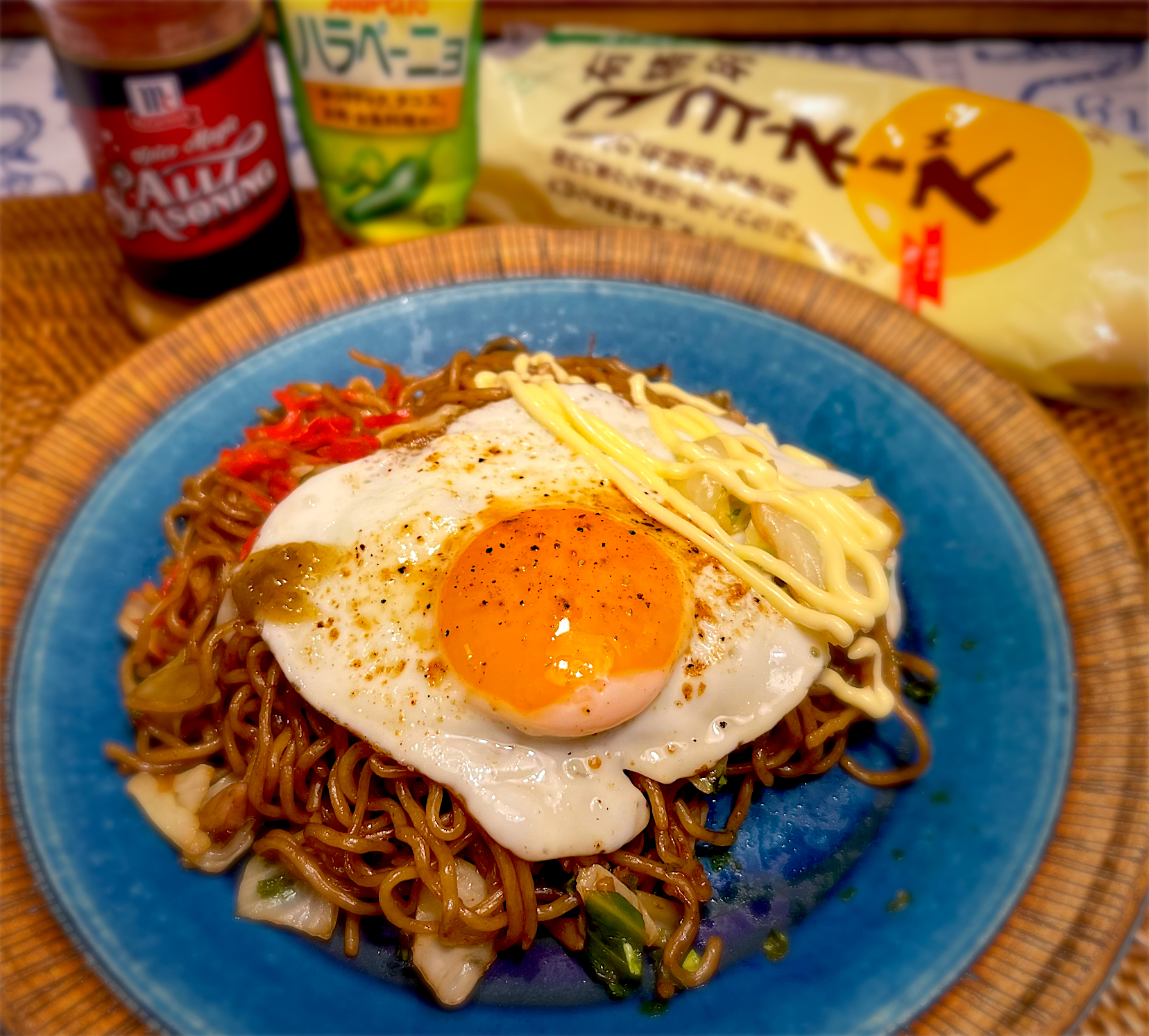 焼きそば目玉焼き乗せ