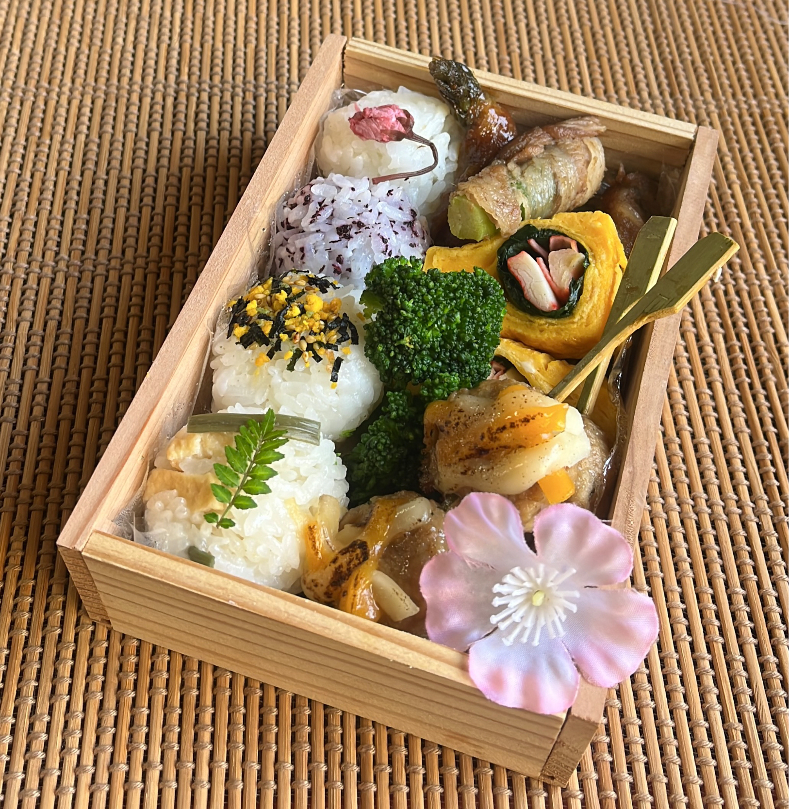 お花見おにぎり弁当