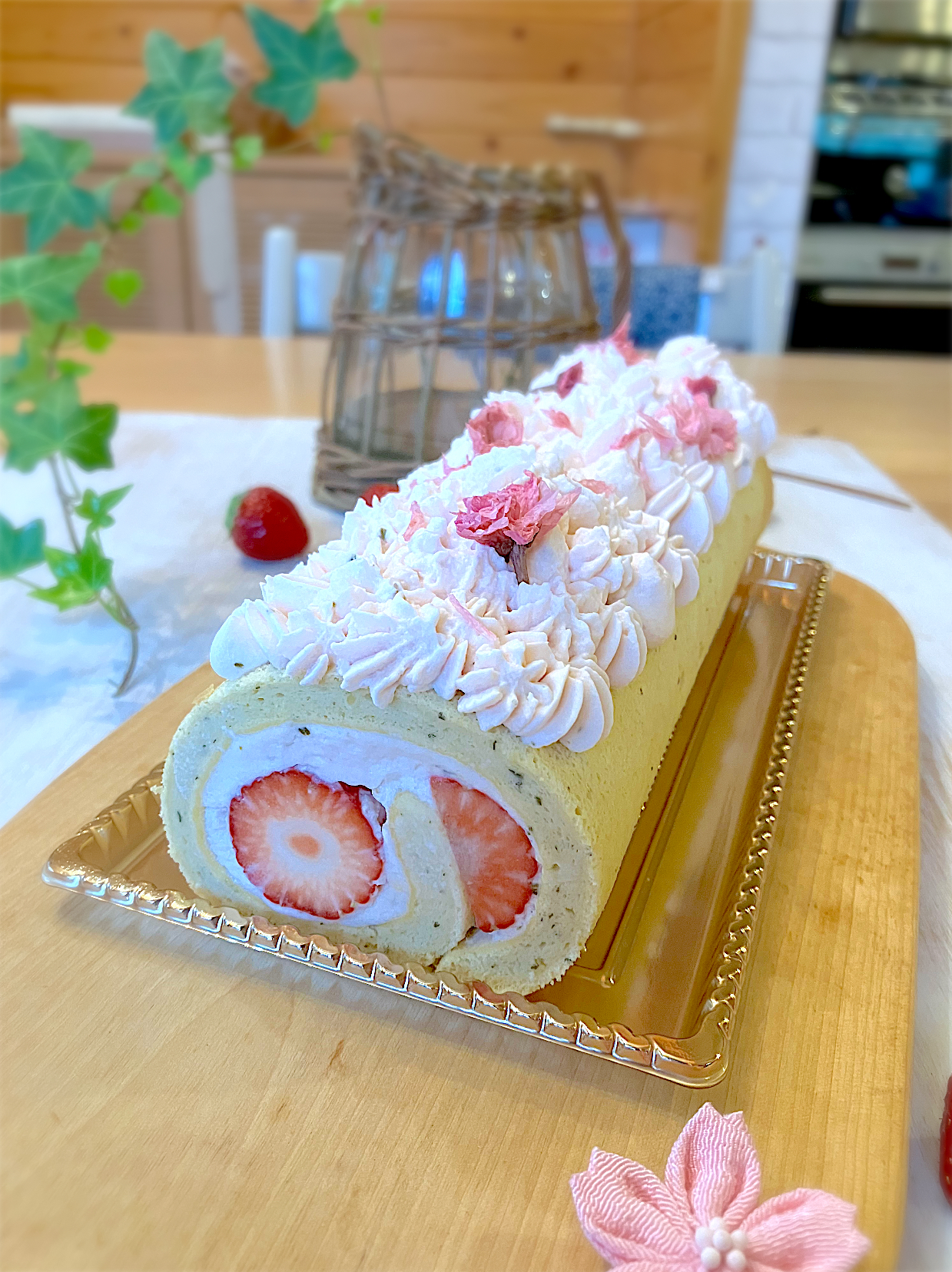 桜と苺のロールケーキ