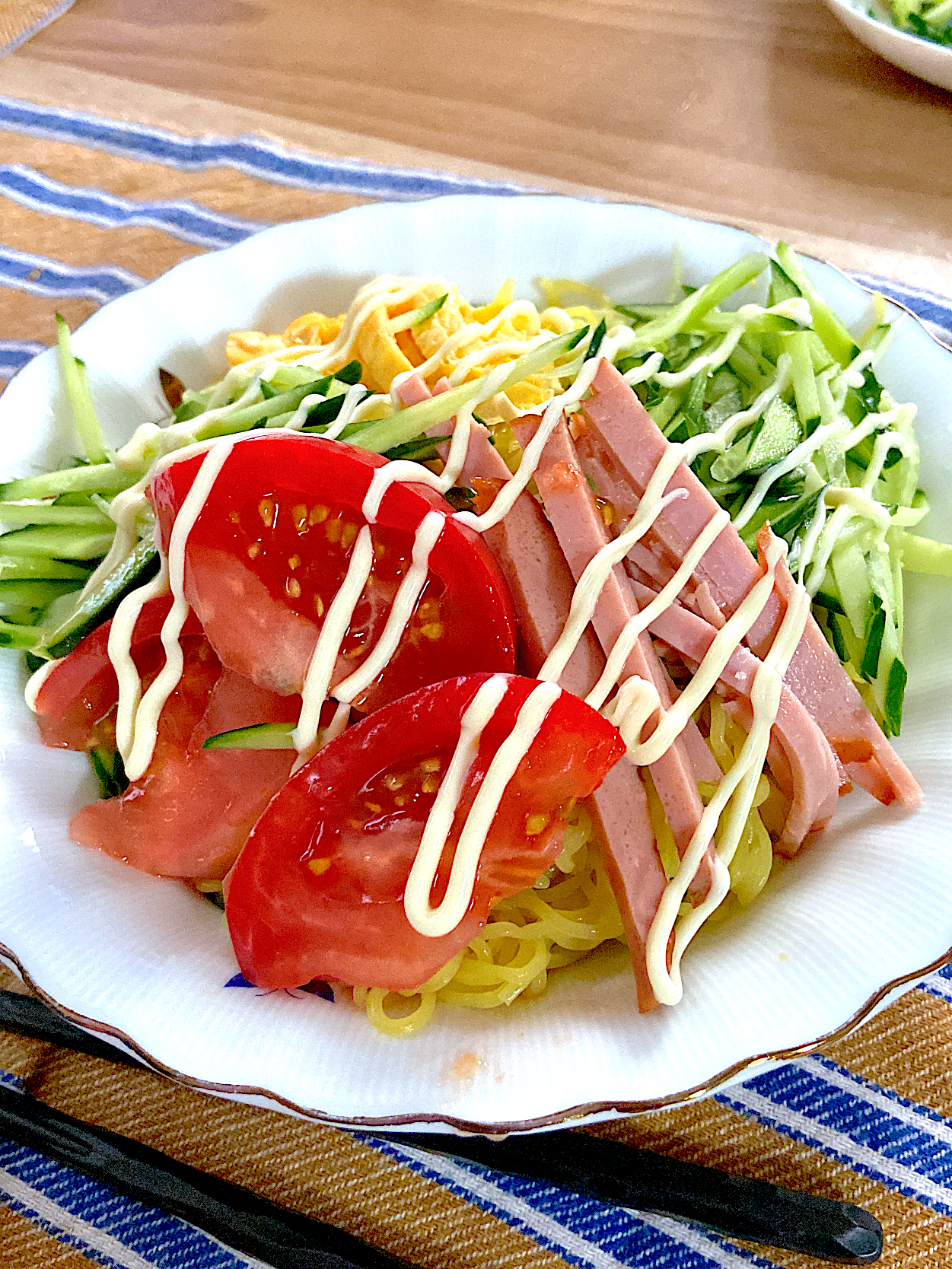 トマトとキュウリたっぷり冷やしラーメン