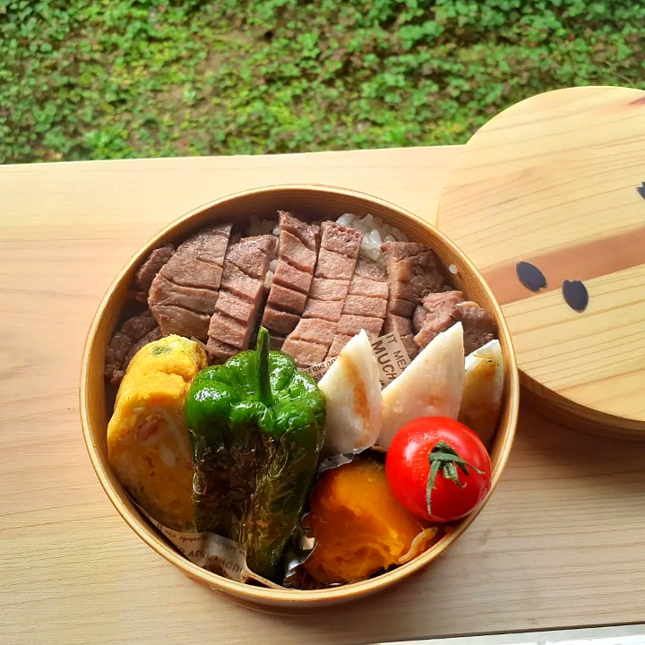仙台の恵み牛タンと笹かまのお弁当🍱