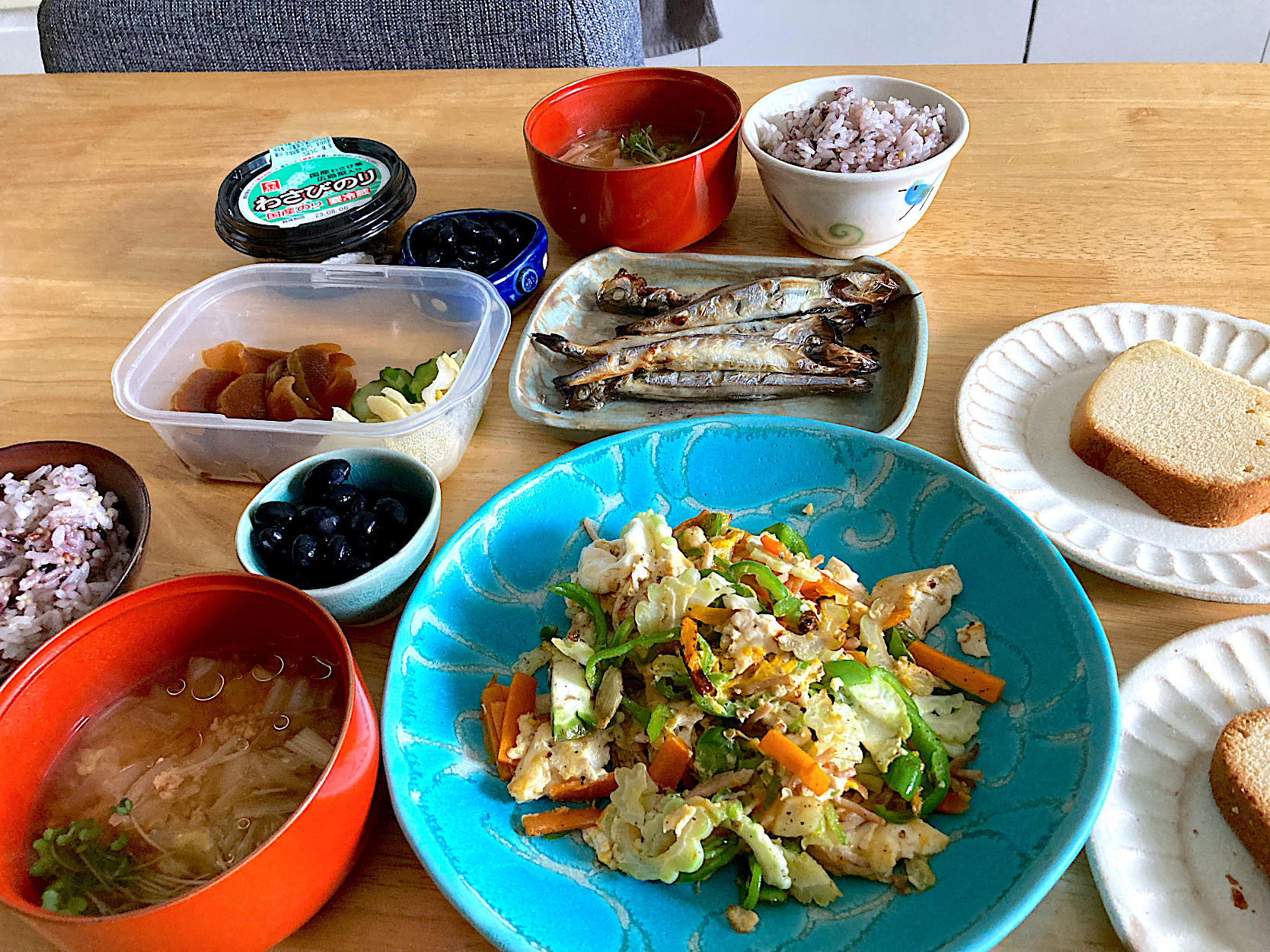 白ゴーヤのチャンプル🤍白い野菜のスープ🤍焼きししゃも🤍黒豆🤍雑穀米ご飯🤍奈良漬と浅漬け2種🤍デザートにホームベーカリーで作ったパウンドケーキ