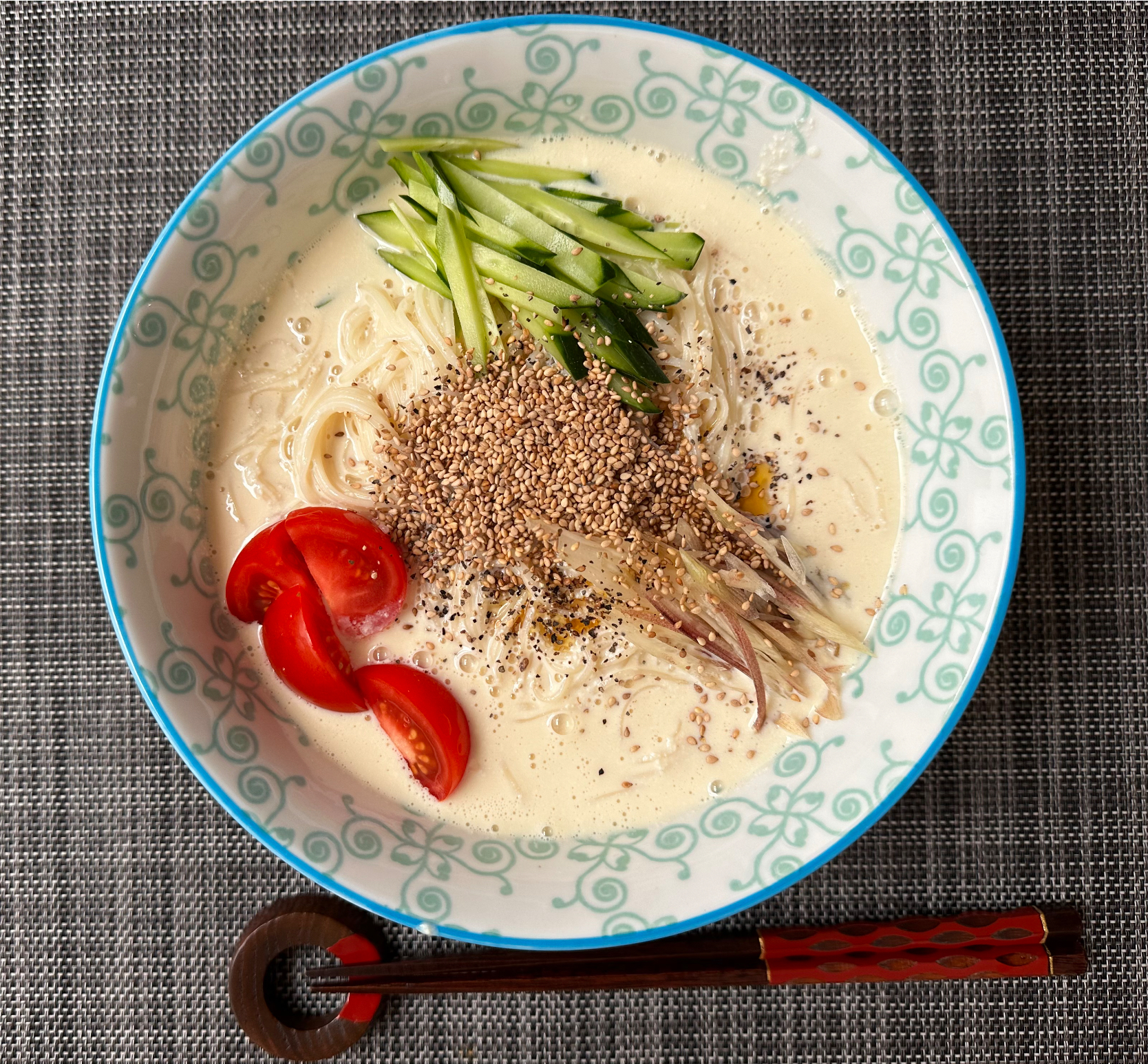 旦那の手料理　ソルロンタン風そうめん🇰🇷  木綿豆腐を濾して豆乳、根昆布出汁と混ぜるだけ。　簡単スープの出来上がり〜✨　夏野菜をたっぷり載せると美味しいよ😋