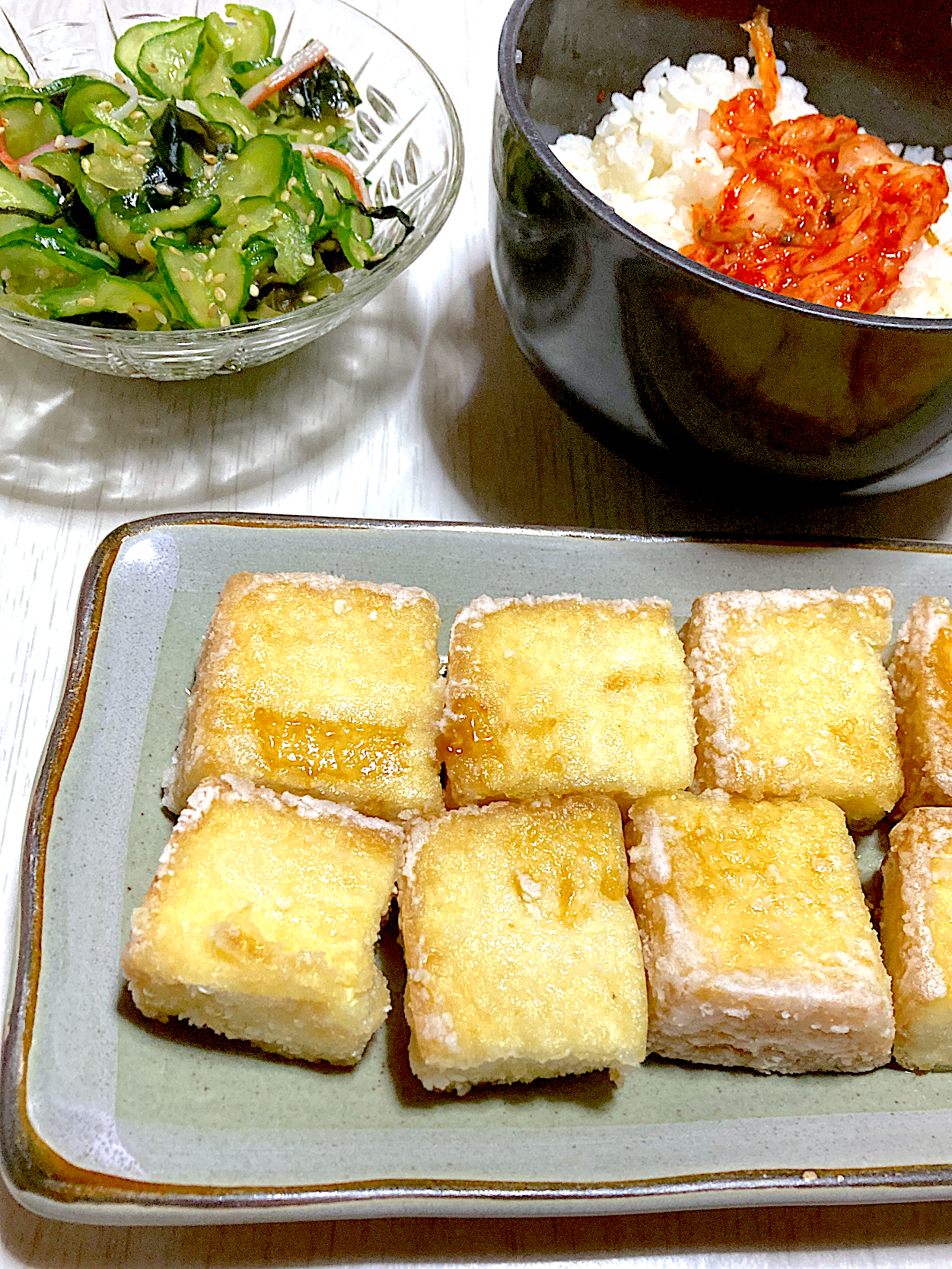 厚揚げのカリカリ焼き、キムチご飯、きゅうりとカニカマとワカメの酢あえ