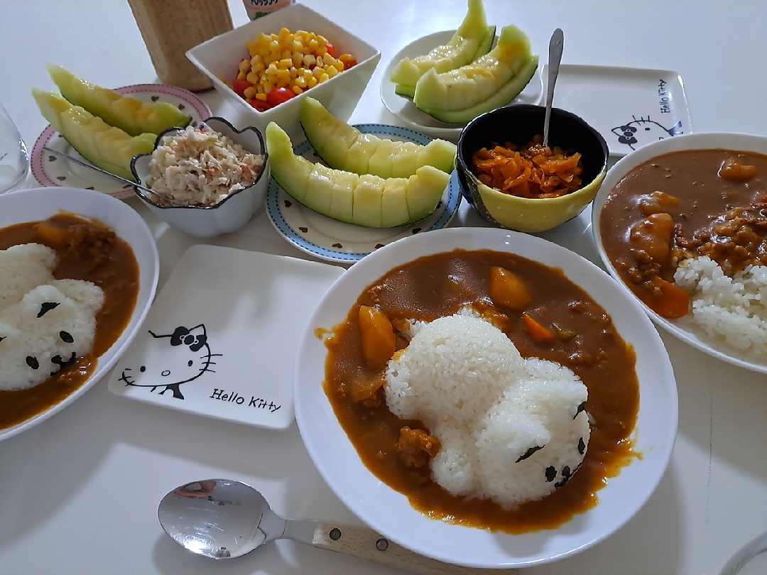 夕食(*^^*)
夏野菜のひき肉カレー🍛(ズッキーニ、なす、ニンジン、じゃがいも、とうもろこし、玉ねぎ)
トマトとコーンサラダ🥗
コールスローサラダ
福神漬け
マスクメロン🍈