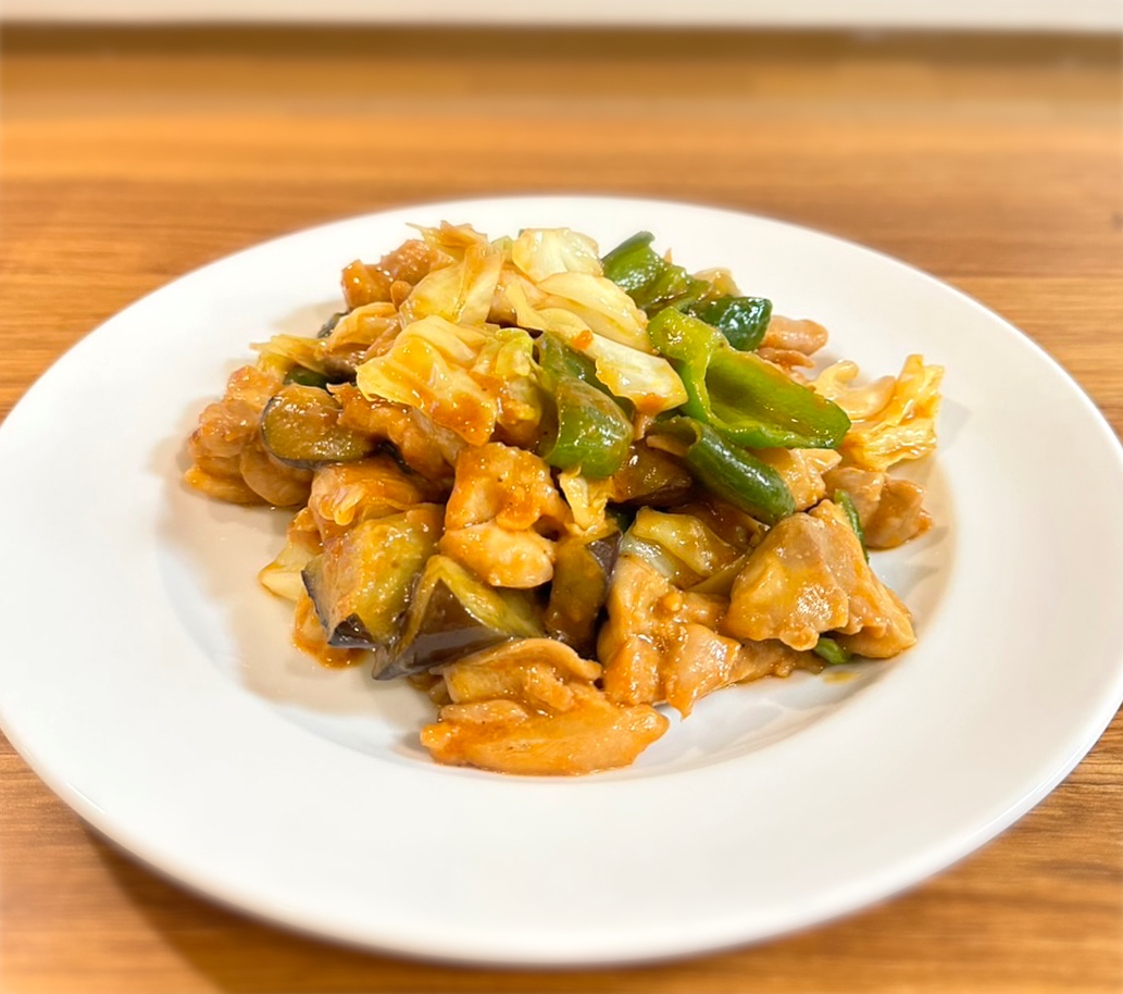 ごはんがすすむ！鶏肉と野菜の辛味噌炒め！