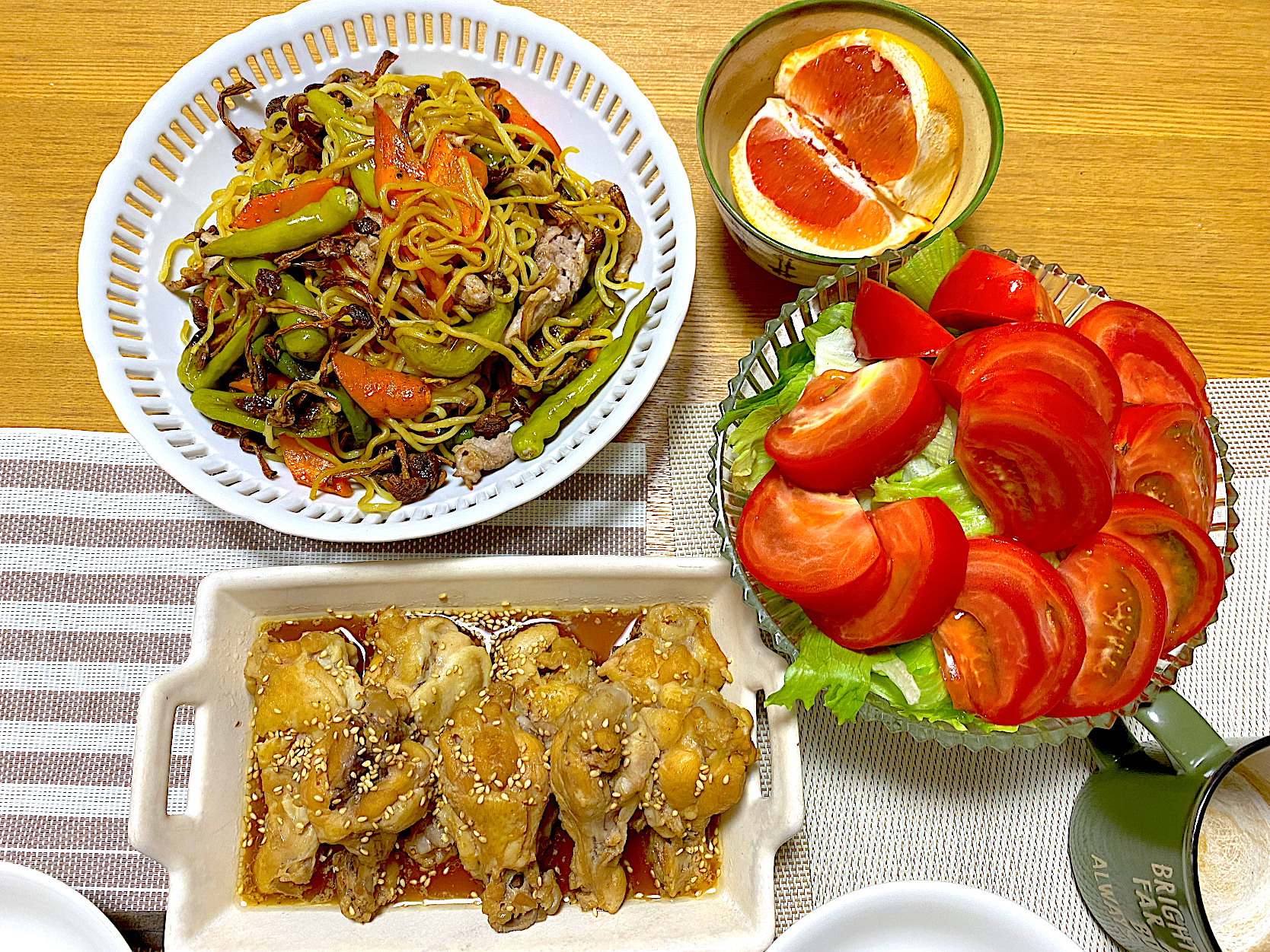 手羽元のさっぱり甘酢煮🐓、ししとう入り焼きそば、ピンクグレープフルーツ🩷