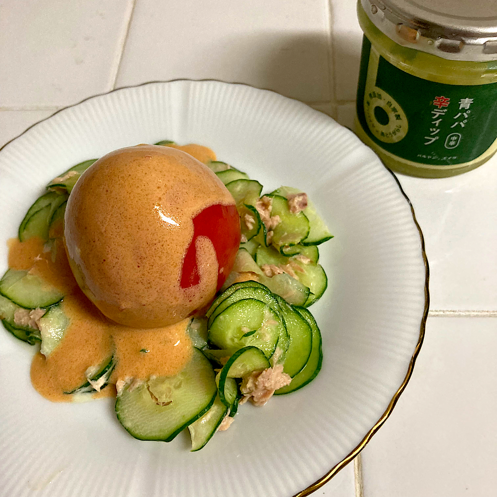 丸ごとトマトのサラダ🍅　青パパ辛ディップのソースで