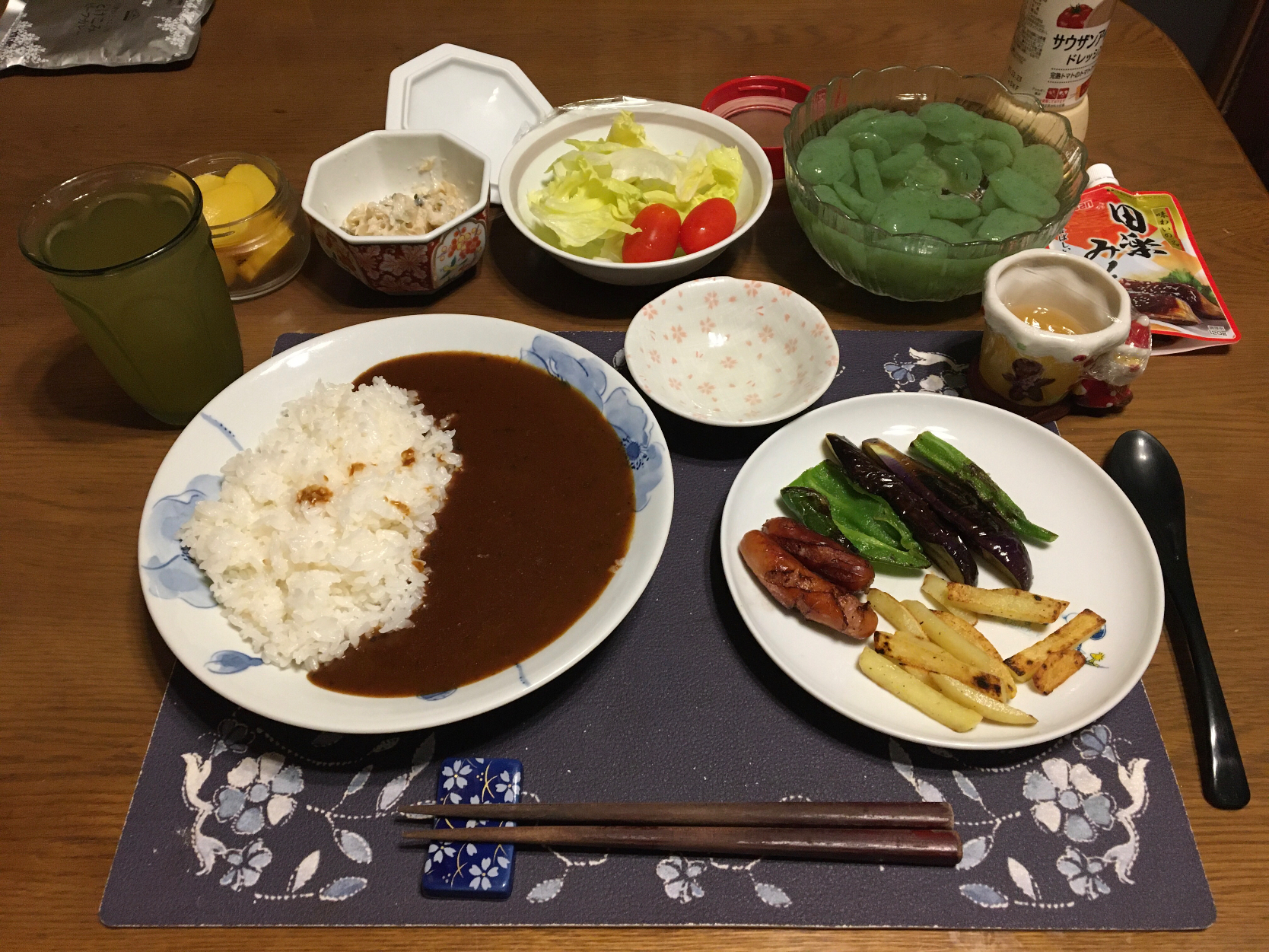 カレーライス、ウインナーソテー、夏野菜のソテー、刺身こんにゃく、サラダ(夕飯)