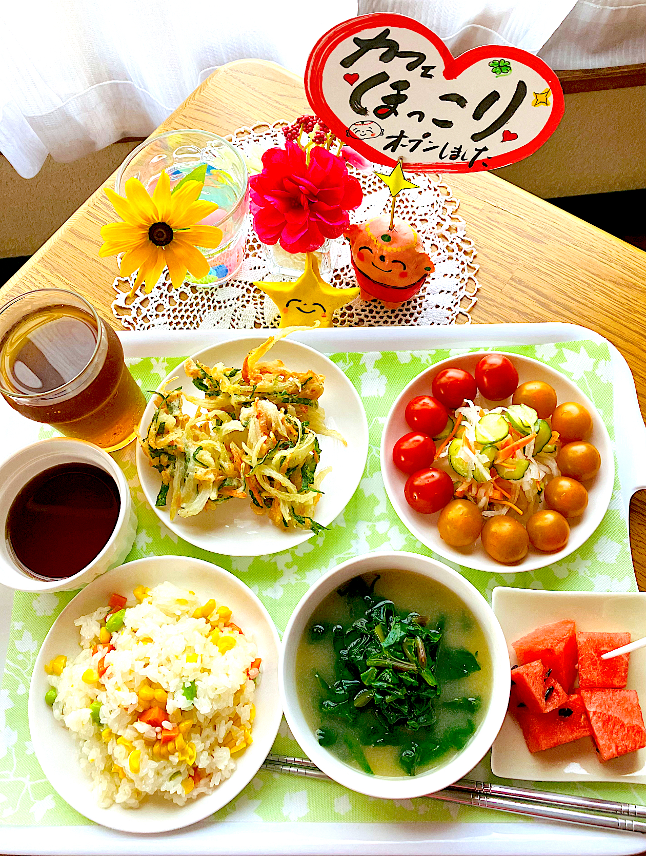 幸せ元気ごはん^ ^😀💪三色おこわ🌽🫛🥕おかわかめ冷やし味噌汁、小エビのかき揚げ🍤三色酢の物🍅