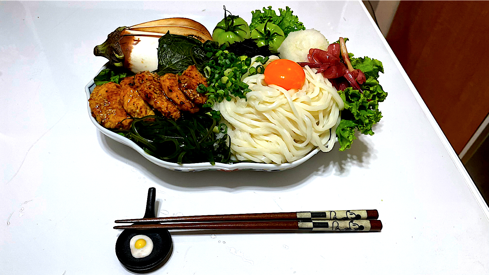 切り昆布とひじき煮の冷うどん鶏つくね照り焼き乗せ