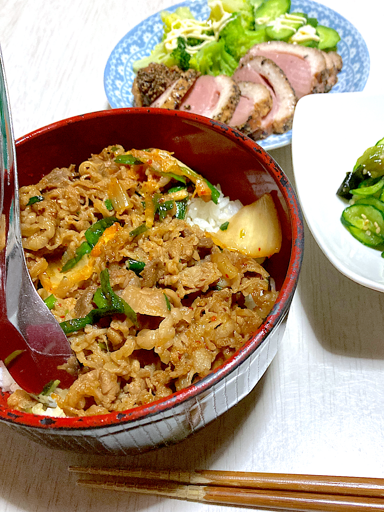 ニラキムチ牛丼、きゅうりとカニカマの酢の物、パストラミときゅうりとオクラとブロッコリー