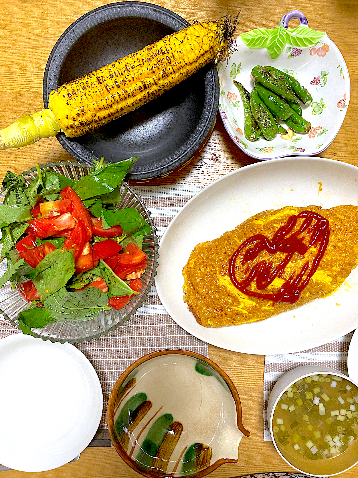 チーズ入りオムライス🍳、モロヘイヤとトマトのビネガーサラダ🥗、焼きもろこし🌽、ししとう焼き