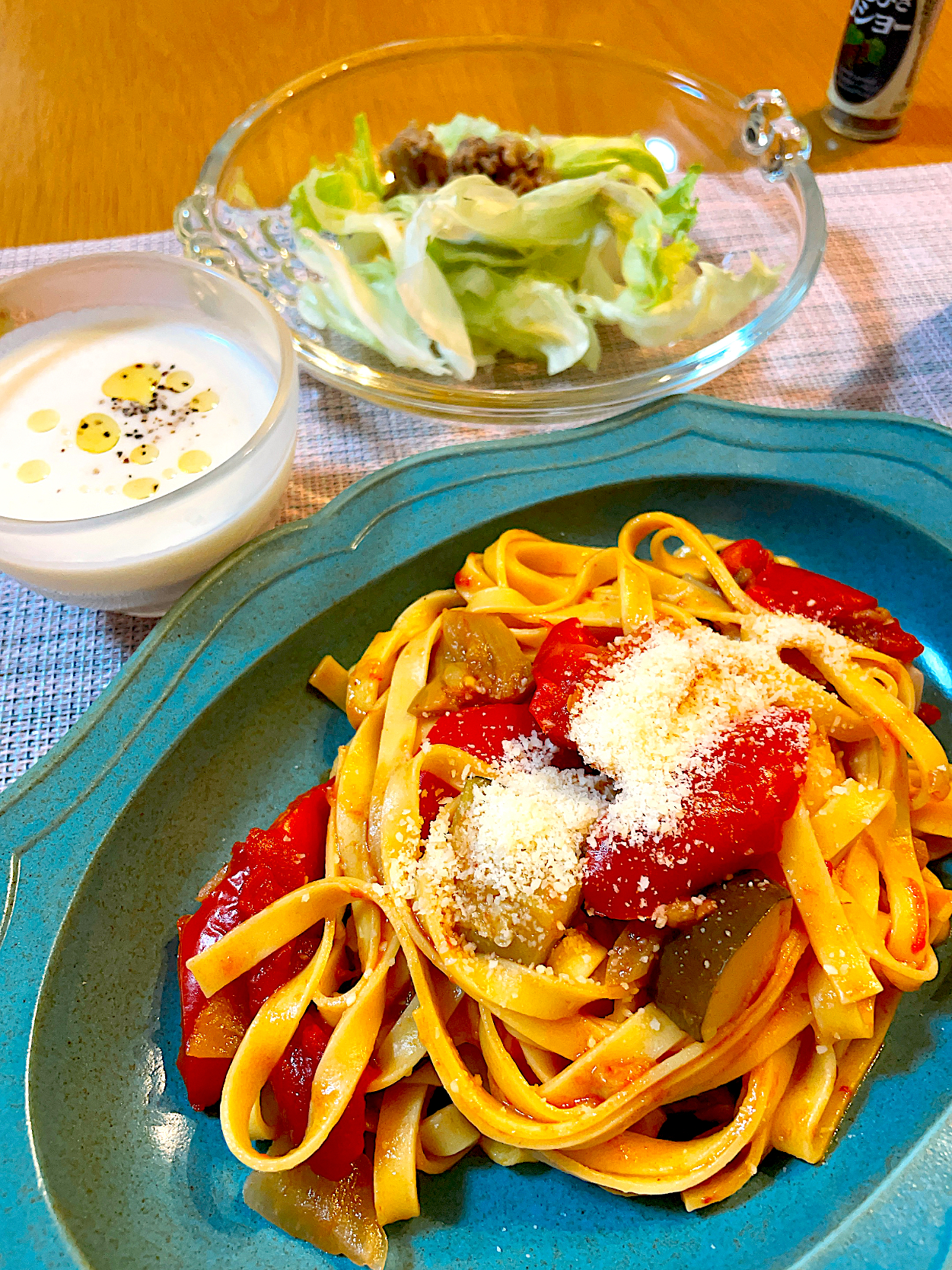 トマトと夏野菜のフェットチーネ