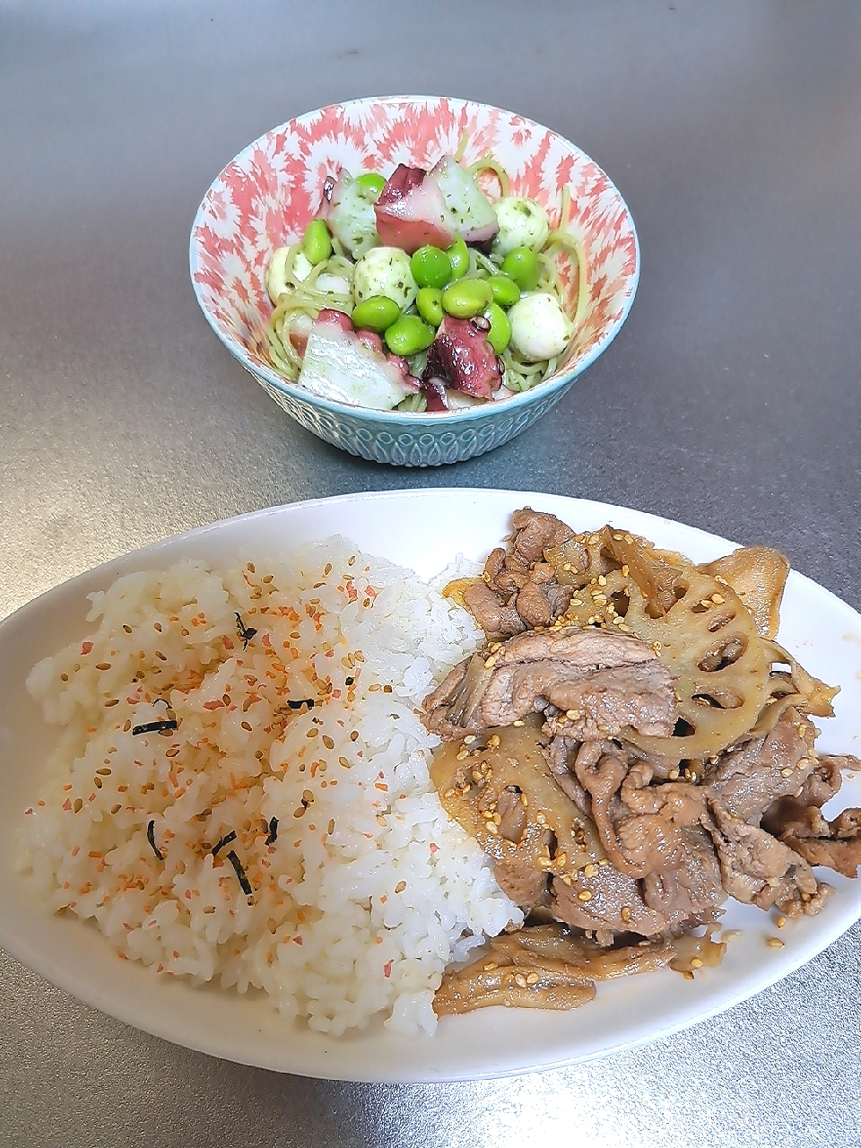 豚肉・蓮根・舞茸の甘辛煮
タコ・枝豆・モッツァレラチーズのサラスパ