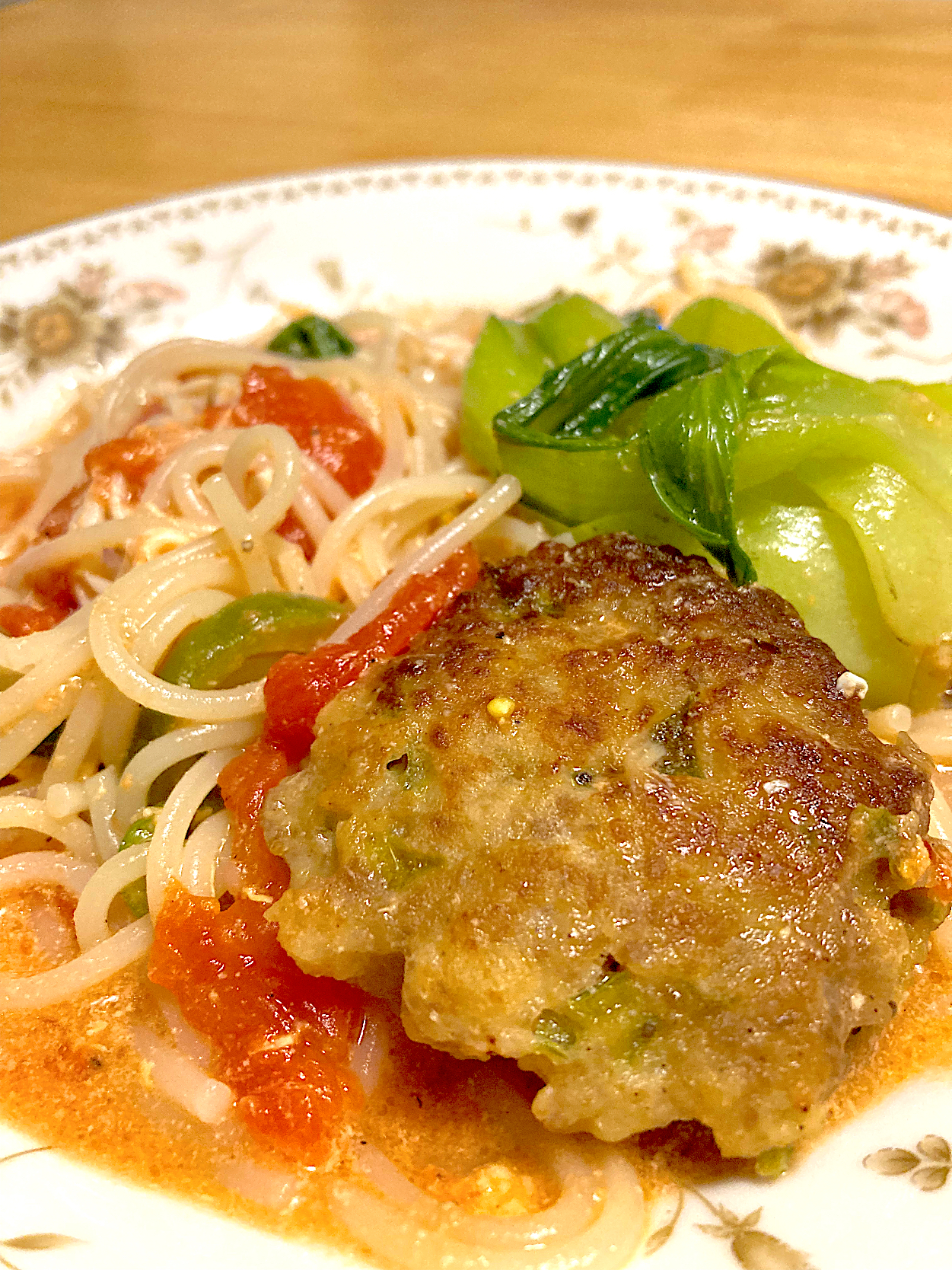 トマト＆にんにくたっぷり大豆ミンチ入りハンバーグのっけトマトソーススパゲッティ🍝