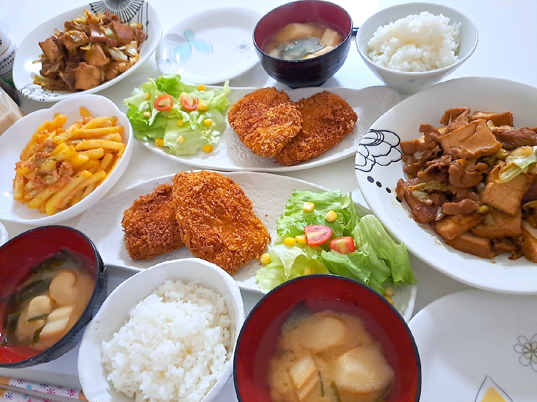 夕食(*^^*)
カジキのフライ&サラダ🥗
豚肉と厚揚げとキャベツの甜麺醤炒め
じゃがいもとタラコチーズバター炒め
お味噌汁(お麩、ワカメ)