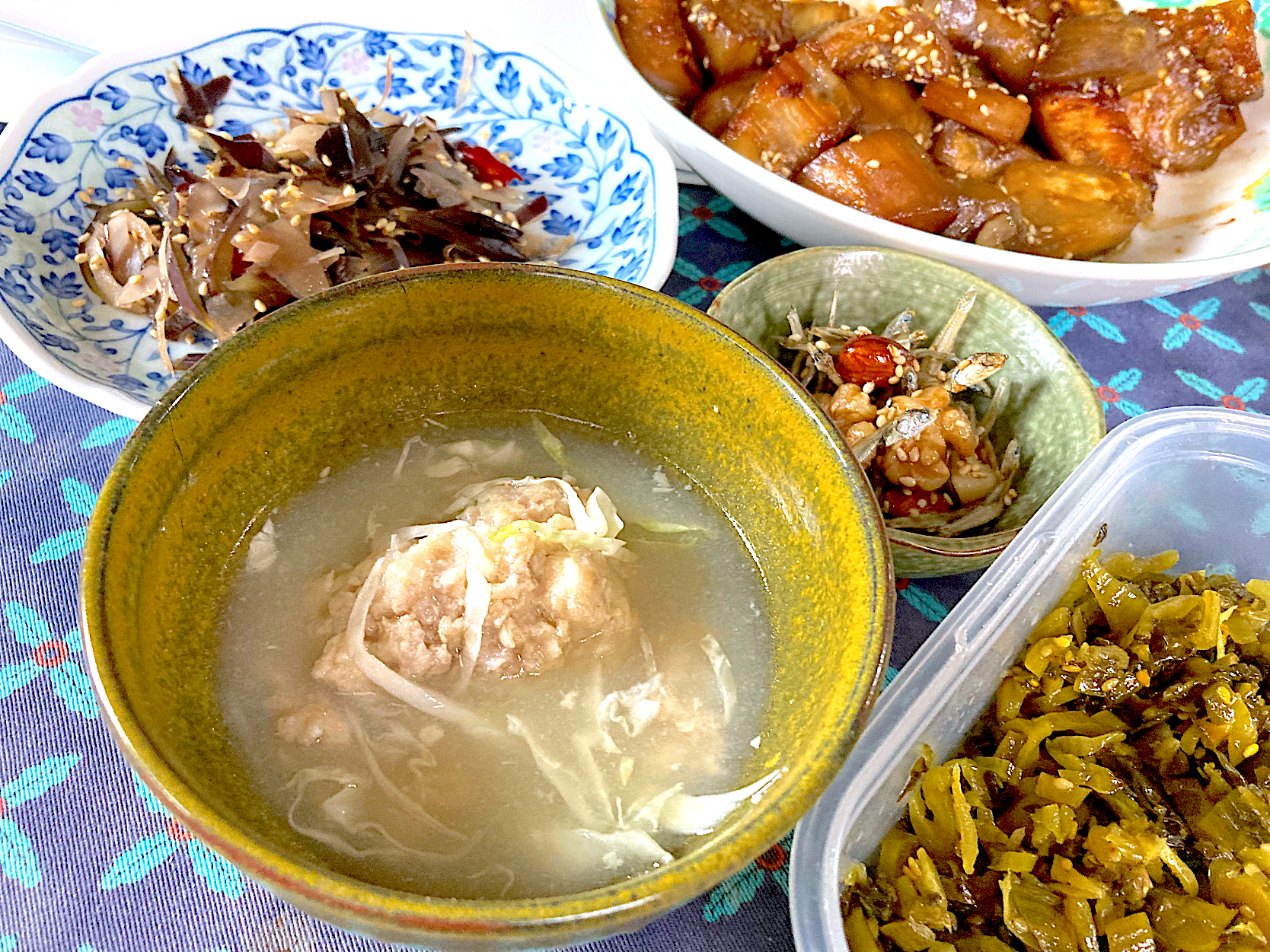 白茄子のニンニク醬油炒め🧡茄子の皮きんぴら🧡ナッツ入り田作り🧡鶏団子とキャベツのスープ🧡辛子高菜