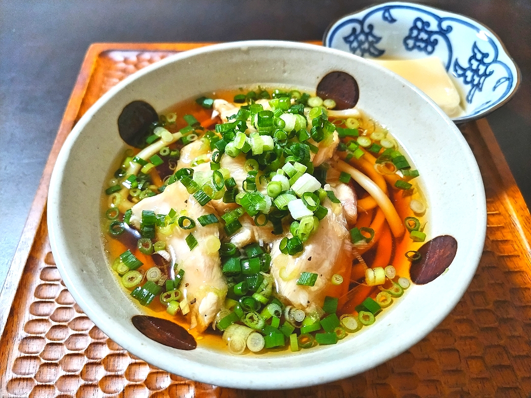 水晶鶏レモン葱塩うどん
さっぱりとした美味しさ！