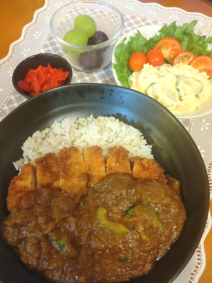 ☆ロースカツ　ゴーヤカレー
☆ポテトサラダ
☆福神漬
☆シャインマスカット＆ニュウピオーネ