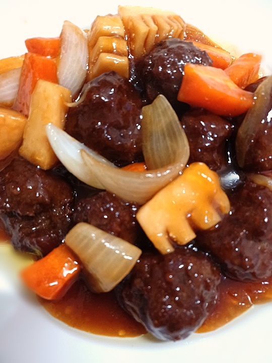 狸の宴シリーズ
ある日の御料理
夏の夏バテ対策は中国料理です。

[中国料理]
糖酢肉(タンツーロー)/肉団子の甘酢

材料は全て油通しし、肉団子も揚げてから
甘酢に仕上げています。(・∀・)ﾉｼ
※甘酢タレは、
無化学調味料/無添加物の狸特製です。